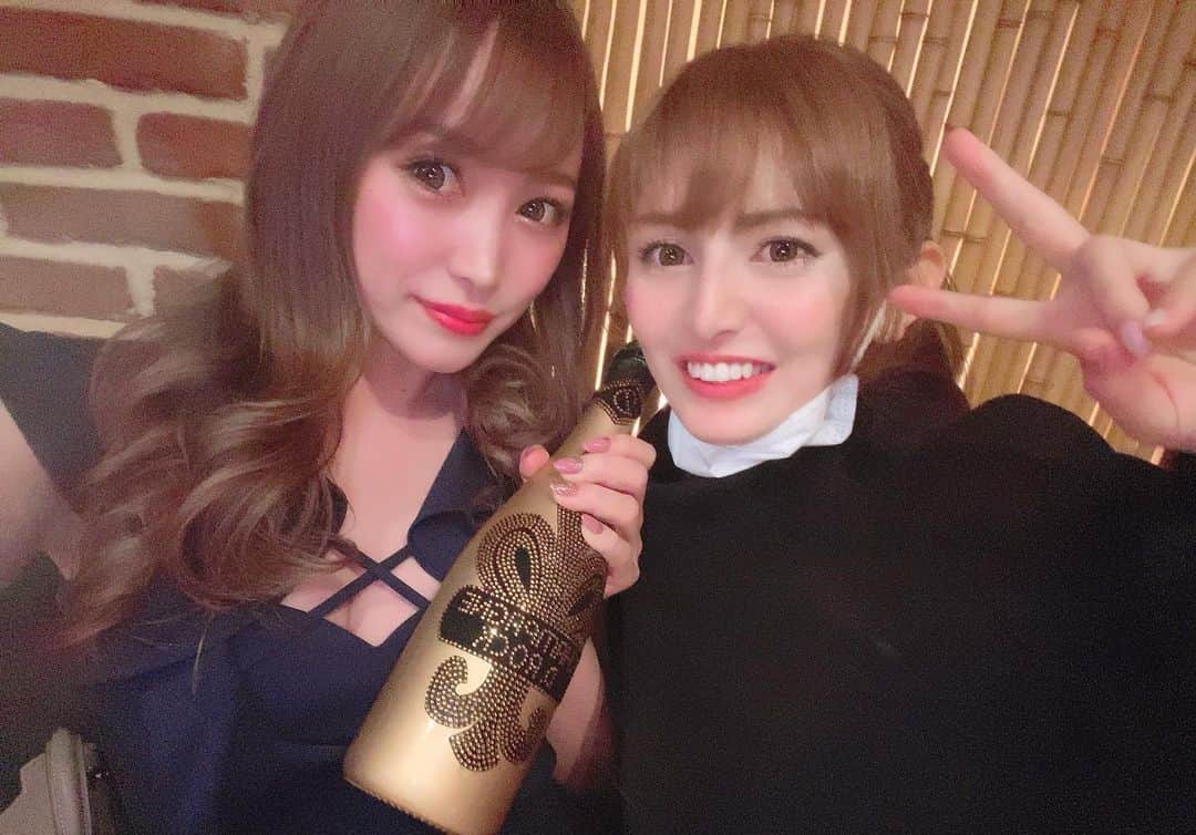 ゆうかのインスタグラム：「めちゃくちゃ久しぶりのリム❤️❤️❤️ あった瞬間嬉しすぎて抱きついたわ！ みんなディーロック飲んでね🍾 #東京#新宿#歌舞伎町#アジアン#アジアンクラブ#ディーロック」