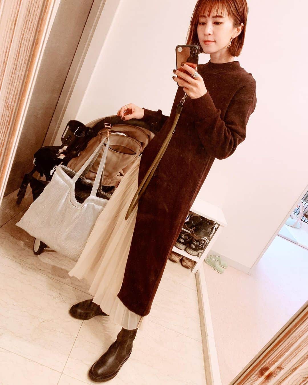 のインスタグラム：「たまには全身の私服✨ 白のプリーツスカート、結構ヘビロテしてます❤️ bagも軽くてこれなしではやってけない。 赤ちゃん鼻水ひどくて、初耳鼻科。 沢山吸ってもらったら、なんだかスッキリした模様。いっぱい泣いたけど、お耳こちょこちょは、なんだか気持ちよかったらしく、あれ？って顔してました👶 頑張ったね🤍🤍🤍 . . . #knit #skirt #boots  #ootd #yoyo #mama #耳鼻科　#初体験 skirt.. @milaschon_japan  boots.. @legresofficial  strap.. @yosemitestrap_mobile bag.. @elendeek」