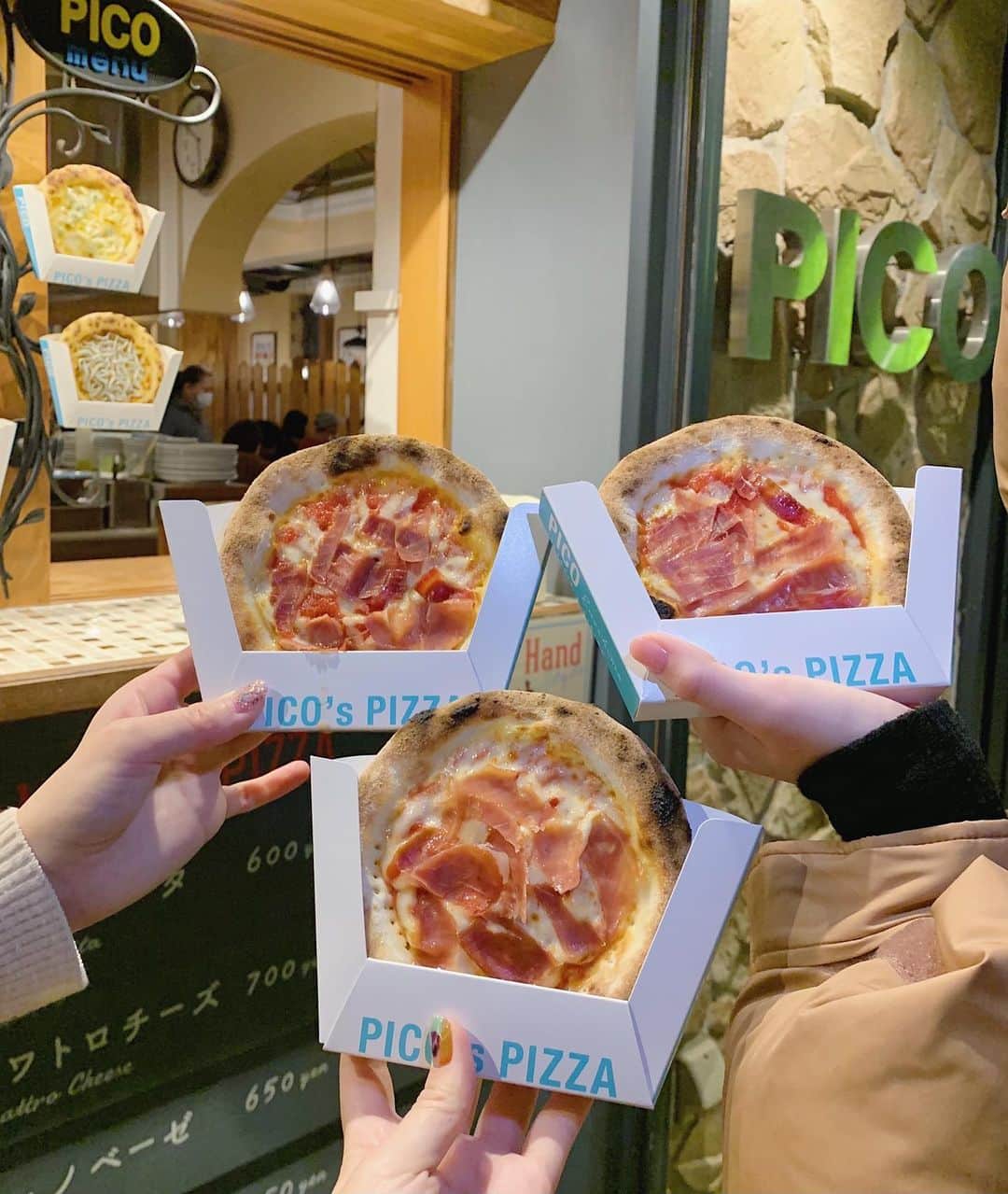 AKARIのインスタグラム：「#picospizza  江ノ島で見つけた食べ歩きできるサイズのピザ🍕❤️❤️  この日はほんとにたくさん歩いてたくさん食べたな~~ 🐖𓈓」