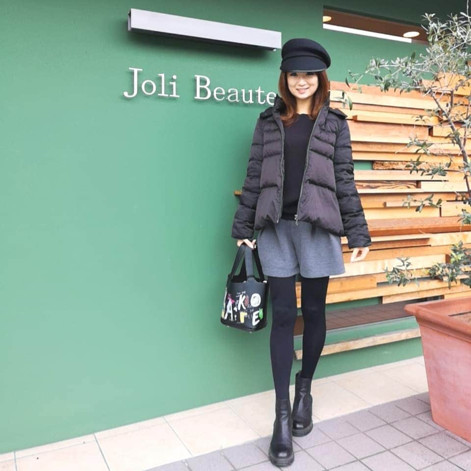 中島彩のインスタグラム：「私の癒しスポット❤️ @jolibeaute.official 年内最後に、至福のリラックス時間過ごしてきました😍 よもぎハーブ蒸しで、体の芯から温めて・・ たっぷり汗をかいて老廃物を流すと本当に気持ちがいい～💕 特に冷えが気になるこの季節のよもぎハーブ蒸しは最高です✨ １日中体がぽかぽか😍  あたためた体を強めマッサージでしっかり流してもらうマッサージは至福❤️ ごりごりとリンパを流してもらうと体が軽くなります～💕　 凝りかたまった体も毎回生き返る😍 オールハンドのフェイシャル、 エレクトロリフティングは通いだしてから欠かせないメニュー✨ 毎回オプションで小顔調整と生プラセンタ導入もお願いしています❤️  リフトアップとお肌のトーンアップ、くすみの一掃は直後から実感💕 マスクによる毛穴の開きが気になっていたので、毛穴クリーンも..😘 終わったあとは毛穴が目立たなくなりツルツル✨ お化粧のりもよくなり私の一押し❤️  jolibeaute.official #苦楽園口エステ #エステサロン　#オールハンドエステ #マッサージ　#アンチエイジング　#エイジングケア　#リフトアップ　#トーンアップ #よもぎハーブ蒸し　#毛穴ケア」