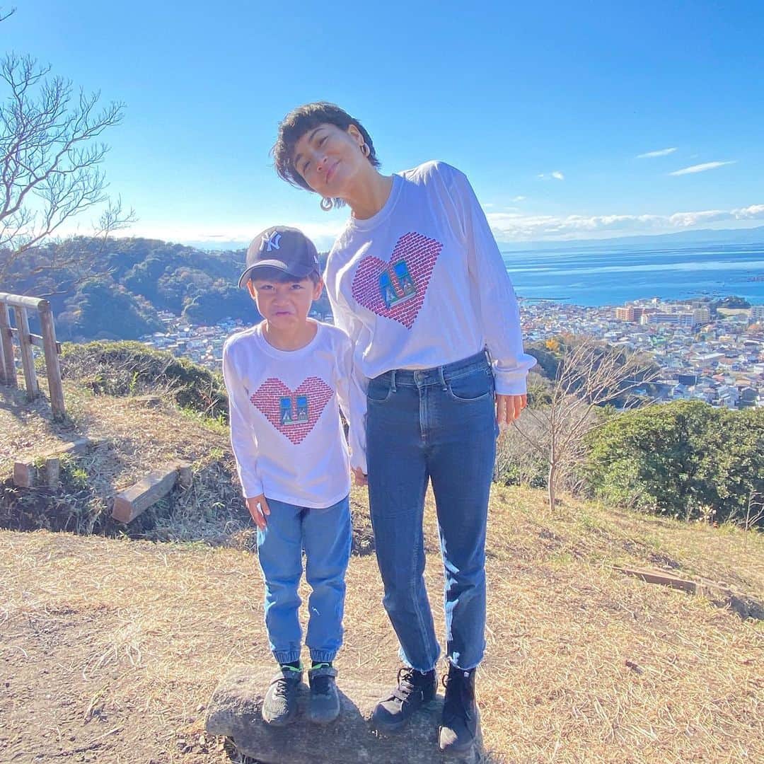 桃生亜希子のインスタグラム：「旦那さん、MikeのデザインしたキッズTシャツ『Love Hunter NYC』を販売します。✨ 　  諸々設立中ですが、欲しい方、@lovehunternyc のDMから連絡くだされば、先行でお売りします。 　 　kidsサイズ　130,150 　私が来ているのは、adult Mサイズです。 　¥3,500+tax 　　　　　　　　　　　　　　　　 ・ ・ ・  　　Produced in Japan. 　　Rooted in Hawaii.  ルーツをハワイに持ち、NYで生まれ、日本で作られた 　ブランド『LOVE HUNTER NYC』。 ・ ・   　Dear friends,     Let's dance,love,sing and live like it's heaven on earth. 　  Love,Hunter  #lovehunternyc #街角シリーズだよ　#Tシャツ」