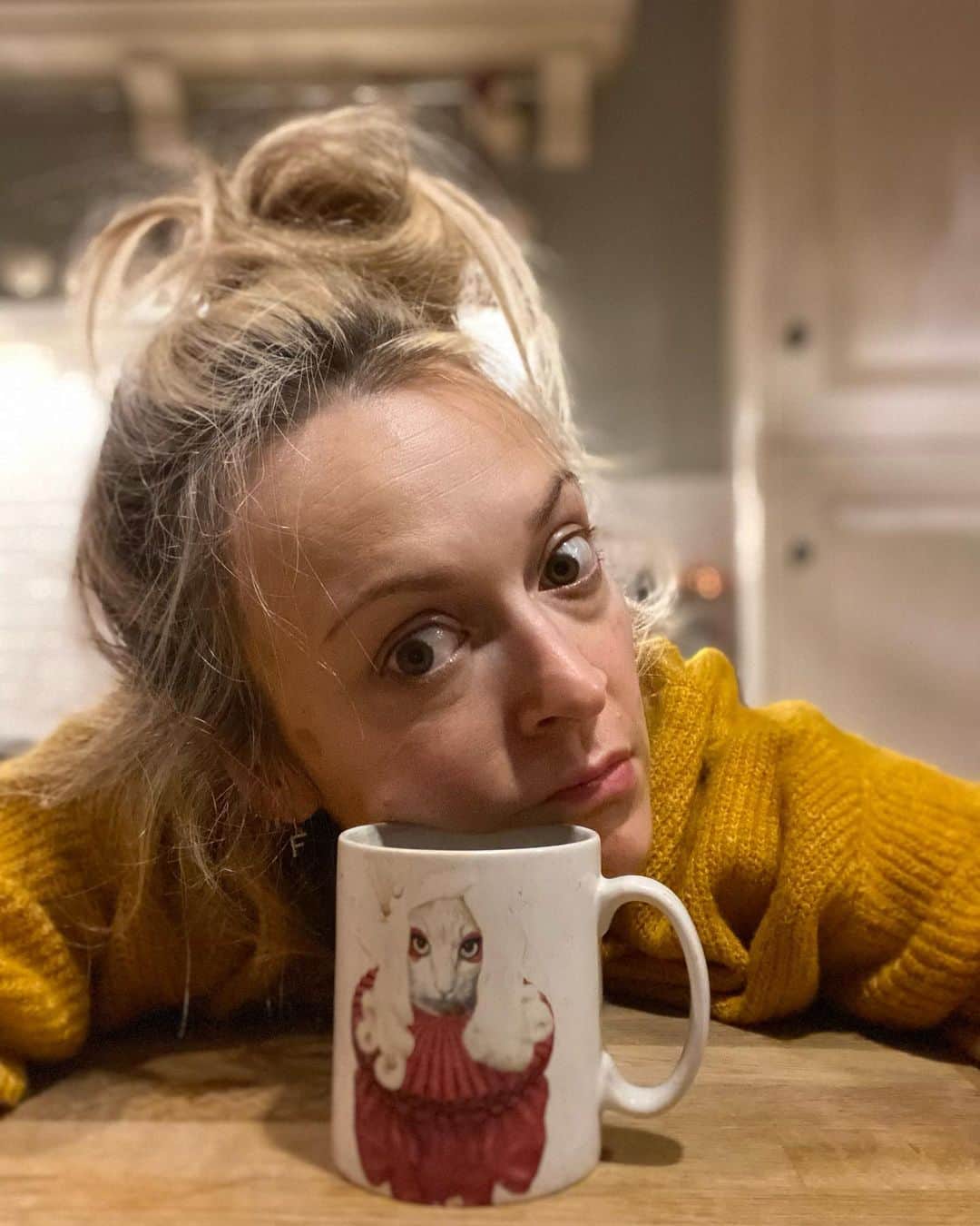 ファーン・コットンのインスタグラム：「Slept in a bunk bed. 19 year old cat has pissed in the open sack of Lego. Contemplating how to wash 4000 odd pieces of Lego on three seconds sleep. Is it too early for a mulled wine?」