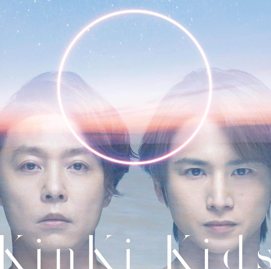 TOMO のインスタグラム：「本日発売のKinKi Kidsのニューアルバム「O」に収録されている新しい時代のミュージックビデオをプロデューサーとして担当させていただきました！コロナ禍において、様々な想いが交差する日々。今しか伝えれないメッセージ。お手伝い出来て光栄です。#works #producer #kinkikids #堂本剛　#堂本光一」