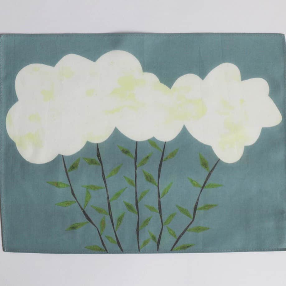 手紙社さんのインスタグラム写真 - (手紙社Instagram)「【インテリアとして飾っても美しいハンカチはいかが？】﻿ 可愛らしさを残しつつ少し大人びた印象を醸し出す「chihiro yasuhara」のテキスタイル。お花や植物が描かれた『Keito』『Dot tree』『ROSA』『Cloud』など、インテリアとして飾って楽しむことができてしまうほど美しいハンカチをどうぞお見逃しなく！﻿ ﻿ ▶︎「chihiro yasuhara（@chihir0y）」さんのショップは「12/23（水）21:00」まで販売中！﻿ ﻿ ＜新しいオンラインフェスティバル・布博　開催概要＞﻿ 会期：2020年12月14日（月）〜26日（土）﻿ チケット：一般 1,000円／手紙社の部員 900円﻿ 会場：「新しいオンラインフェスティバル・布博」公式サイト﻿ ▶︎詳細は「@textilefabrics」プロフィールのURLから！﻿ ﻿ ーーーーー﻿ ﻿ ◎「新しいオンラインフェスティバル・布博」は3本立て！﻿ ﻿ 1）オンラインミーティング（番組）﻿ ▶︎12/14（月）〜19（土）毎日開催！﻿ 出展者による作品紹介やアトリエツアーなどの番組を生配信！﻿ 作り手との会話をお楽しみいただけます。﻿ ﻿ 2）オンラインショッピング﻿ ▶︎12/14（月）〜毎日異なる出展者が販売を開始します！﻿ 出展者による新作や、ここでしか買えない限定作品、もちろん、定番商品も購入することができます！﻿ ※それぞれの販売期間は公式サイトからご確認ください﻿ ﻿ 3）スペシャル音楽ライブ番組﻿ 12/20（日）は7時間を超える生放送をお届け！﻿ 豪華アーティスト4組による音楽ライブや、プロのスタイリストが布博アイテムのスタイリングを紹介する「ライブスタイリング」を生配信します！﻿ ﻿ #手紙社#手紙舎#布博#オンラインイベント#新しいオンラインフェスティバル#新しいオンラインフェスティバル布博#ブローチ博#布雑貨#手芸#テキスタイル#刺繍#ブローチ博#ハンドメイド#編み物#ハンカチ#chihiroyasuhara#tegamisha#nunohaku#textile#textiledesign#fabric#handmade#handcraft#accessory#embroidery」12月23日 16時07分 - tegamisha