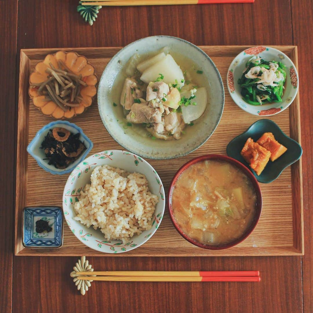 Kaori from Japanese Kitchenさんのインスタグラム写真 - (Kaori from Japanese KitchenInstagram)「かぶと鳥もも肉の煮物で身体ぽかぽか定食。 ・ こんばんは。先日の朝昼ごはん。 #ココノミ さんから届いたかぶを 鳥もも肉と一緒にコトコト煮込みました。 火が通って透き通った冬野菜を見るとほっこりします☺️ 味付けはまたまた出汁と甘酒と塩と生姜。 （1つ前のpostに分量記載してます！） 前に京都の和久傳の森で買った 生姜麹と一緒に食べると激ウマでした。 ・ 【薬膳の話】 ということで今日はかぶの話。 かぶは苦味のあるお野菜の中ではめずらしく 身体を温める性質を持つとされています。 お腹の冷えからくる腹痛に◎ 生で食べると消化酵素がたくさん摂れますので 焼肉など脂っこいものの箸休めとして かぶのお漬物をオススメしたいです。 かぶの旬は春と秋ですが、 この時期に出回るかぶは甘みが強く 皮も実もぎゅっと詰まってるものが多いので 煮込み料理に向いてます。 ・ 今年もあと8日ということですが 最後の最後で体調崩さないように気をつけないと。 （昔は毎年正月に体調を崩して寝たきり正月を送ってました… 　去年は去年でアメリカ旅行中にじんましんになるし。） 気軽に病院へ行きづらい今だからこそ みなさまも気をつけてくださいませ。 今日もお疲れ様でした。 ・ ・ ・ 【おしながき】 玄米ごはん かぶ、白菜、あみえびのお味噌汁 かぶと鳥もも肉の甘酒しょうが煮 かぼちゃの煮物 小松菜とあみえびのお浸し きんぴらごぼう ひじきの煮物 ・ ・ ・ 2020.12.23 Wed Hi from Tokyo! Here’s Japanese brunch:Brown rice, miso soup, simmered turnip and chicken, simmered pumpkin, boiled spinach w/ baby shrimp, kinpira, and simmered hijiki seaweed. ・ ・ ・ #Japanesefood #breakfast #朝ごはん #おうちごはん #早餐 #薬膳 #うつわ #自炊 #家庭料理 #一汁三菜 #平野日奈子 #和食 #稲葉カヨ #清岡幸道 #小澤基晴」12月23日 21時33分 - coco_kontasu