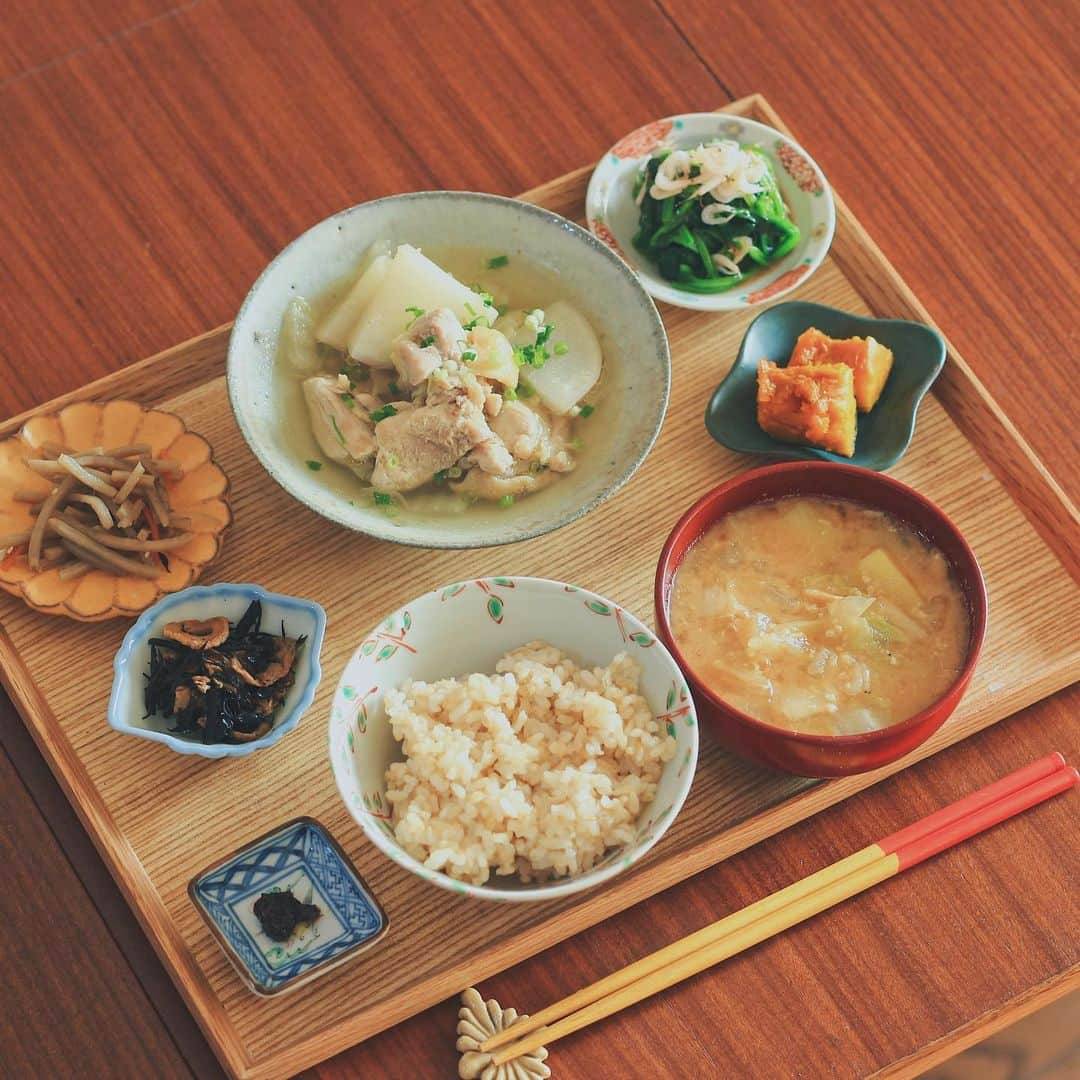 Kaori from Japanese Kitchenさんのインスタグラム写真 - (Kaori from Japanese KitchenInstagram)「かぶと鳥もも肉の煮物で身体ぽかぽか定食。 ・ こんばんは。先日の朝昼ごはん。 #ココノミ さんから届いたかぶを 鳥もも肉と一緒にコトコト煮込みました。 火が通って透き通った冬野菜を見るとほっこりします☺️ 味付けはまたまた出汁と甘酒と塩と生姜。 （1つ前のpostに分量記載してます！） 前に京都の和久傳の森で買った 生姜麹と一緒に食べると激ウマでした。 ・ 【薬膳の話】 ということで今日はかぶの話。 かぶは苦味のあるお野菜の中ではめずらしく 身体を温める性質を持つとされています。 お腹の冷えからくる腹痛に◎ 生で食べると消化酵素がたくさん摂れますので 焼肉など脂っこいものの箸休めとして かぶのお漬物をオススメしたいです。 かぶの旬は春と秋ですが、 この時期に出回るかぶは甘みが強く 皮も実もぎゅっと詰まってるものが多いので 煮込み料理に向いてます。 ・ 今年もあと8日ということですが 最後の最後で体調崩さないように気をつけないと。 （昔は毎年正月に体調を崩して寝たきり正月を送ってました… 　去年は去年でアメリカ旅行中にじんましんになるし。） 気軽に病院へ行きづらい今だからこそ みなさまも気をつけてくださいませ。 今日もお疲れ様でした。 ・ ・ ・ 【おしながき】 玄米ごはん かぶ、白菜、あみえびのお味噌汁 かぶと鳥もも肉の甘酒しょうが煮 かぼちゃの煮物 小松菜とあみえびのお浸し きんぴらごぼう ひじきの煮物 ・ ・ ・ 2020.12.23 Wed Hi from Tokyo! Here’s Japanese brunch:Brown rice, miso soup, simmered turnip and chicken, simmered pumpkin, boiled spinach w/ baby shrimp, kinpira, and simmered hijiki seaweed. ・ ・ ・ #Japanesefood #breakfast #朝ごはん #おうちごはん #早餐 #薬膳 #うつわ #自炊 #家庭料理 #一汁三菜 #平野日奈子 #和食 #稲葉カヨ #清岡幸道 #小澤基晴」12月23日 21時33分 - coco_kontasu