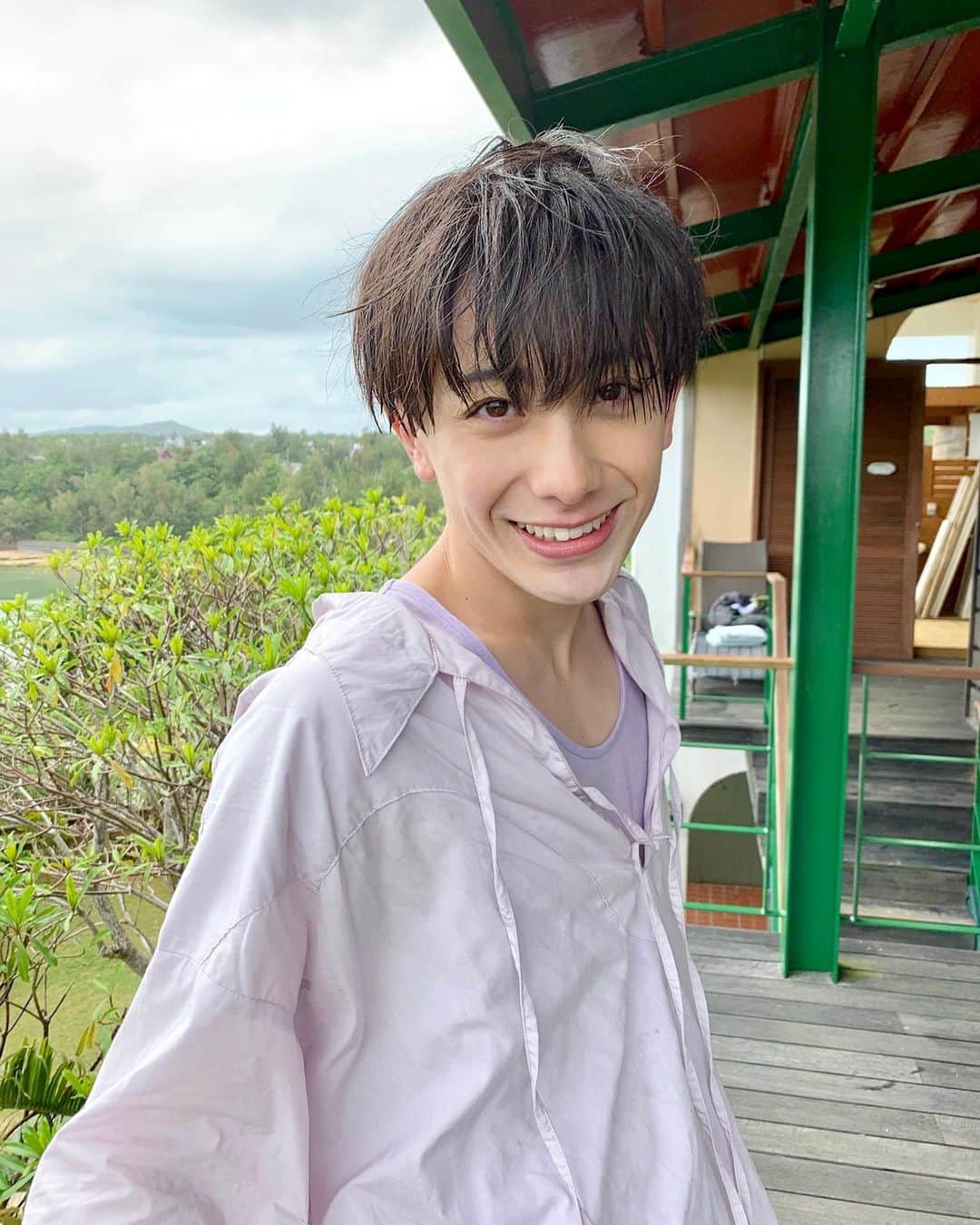 小西詠斗のインスタグラム：「・ 写真集、オフショット！📚  写真集発売記念イベントの詳細をTwitterに固定で載せたので、見てね！ 特典も沢山あるよ！😊 みんなに会えるの楽しみ〜！🙌」