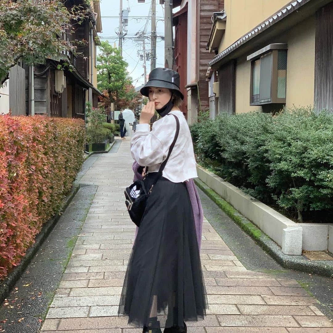 えなちぃのインスタグラム：「【小柄女子のチュールスカートコーデ】 . 足首までインナーがないから、スッキリ見えて、153cmの私でも履けるので嬉しい❤️ このちょっとした，透け感がまた女性らしさを引き出してくれてます！ ミニ丈トップスと合わせて、スタイルアップ効果も✌🏻 . . . @andmyme.official」