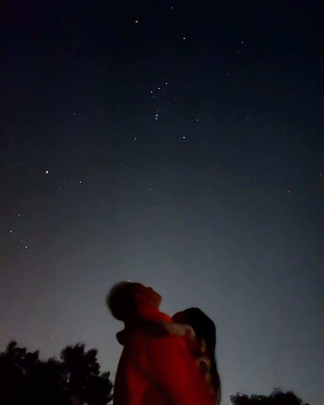 清水わかこのインスタグラム：「昨夜は沖縄の北部の綺麗な星空に感動。 見上げてる2人を撮った1枚がこの写真。  豊かな時間には常に2人がいる。  #携帯でこんなに綺麗に星が映ることにも感動 #iphone12promax  #天体観測 #星空 #風の時代 #沖縄 #星 #親子 #父と娘 #夜空 #オリオン座 #星空 #星空撮影 #夜景」