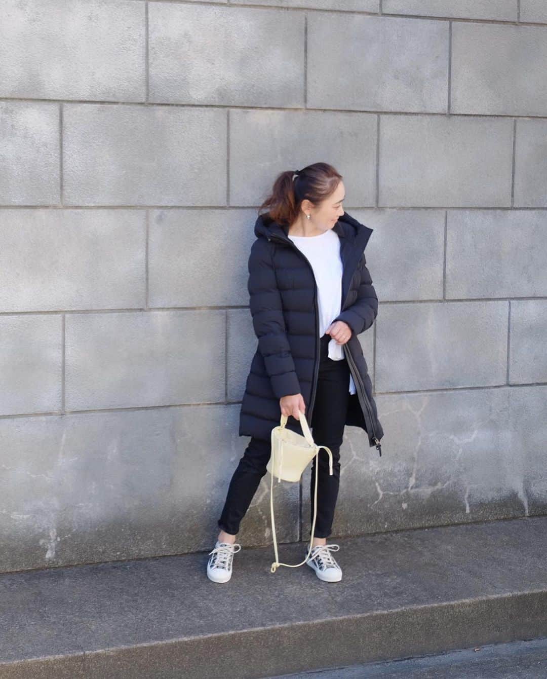 Keikooooooのインスタグラム：「先日のコーデ🤍 このダウン、お気に入りすぎて、いっぱい着てる🤭 ダウンを着るときは、とことんシンプルにするのがスキ🖤これがあるから、寒い冬も全く怖くない🥳🌟 outer @mackage #mackage denim @uniqlo #uniqlo shoes @dior #dior bag @ayako_bag #ayakobag」