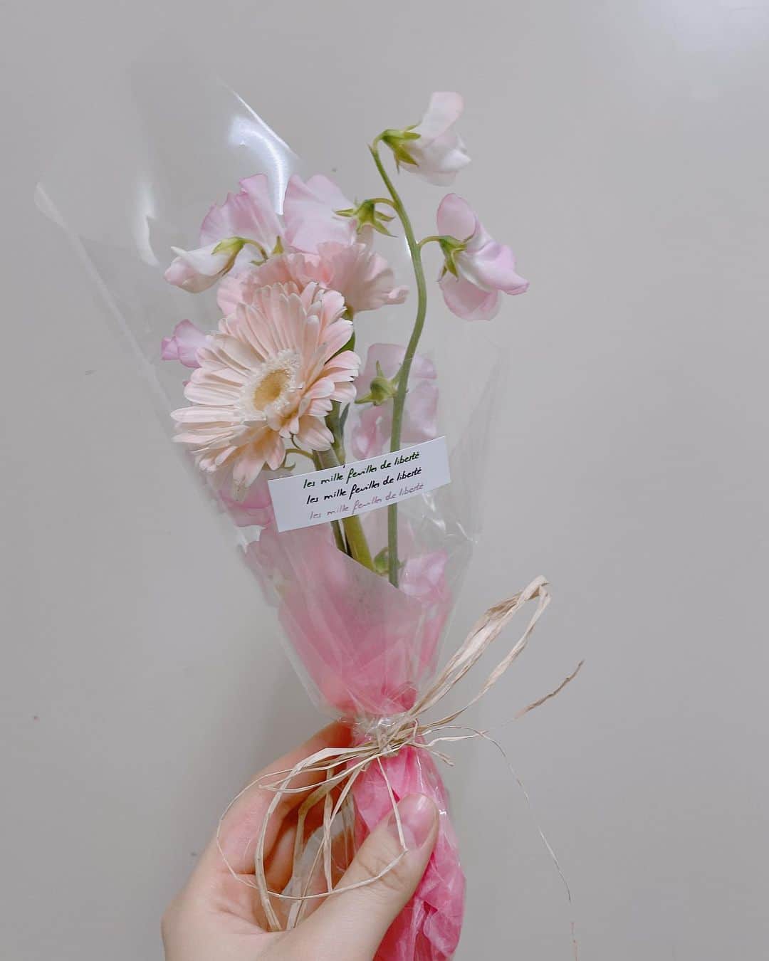 小野田紗栞のインスタグラム：「🌸 お誕生日に マネージャーさんから綺麗なお花を頂きました🤤 かわいい！  #tsubaki_factory #つばきファクトリー#小野田紗栞#花#ピンク#スイートピー#ガーベラ#アイドル#idol#follow#followｍe」