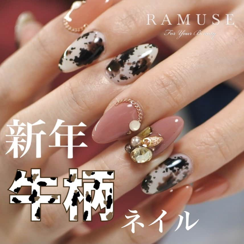 Riyo.Nailartistさんのインスタグラム写真 - (Riyo.NailartistInstagram)「お正月に絶対オススメ#牛柄ネイル 🐄 ３,４枚目はマットコートにしています！ テラコッタオレンジとの組み合わせは イエベさんに特にオススメ✨  年末年始は#cawnail どうですか😊 . .  -------------------------- 大阪、梅田ジェルネイル 口コミランキング1位👑 全国フォトギャラリー1位👑 ご予約、詳細はこちら @ramuse.foryourbeauty ☎︎06-6136-8677 . 🌟LINE@でもご予約受付中🌟 LINE ID 【@bca6832z】 @マークも入れて検索！ -------------------------- .  #RAMUSEForYourBeauty#nail#nails#gelnail#ネイル#ジェルネイル#ネイルサロン大阪 　#冬ネイル　#関西ネイルサロン#大阪ネイルサロン #ネイルサンプル #ニュアンスネイル #牛ネイル#セルフネイル#リーフジェルプレミアム　#お正月ネイル　#イエベネイル　#ブラウンネイル #オレンジネイル　#オフィスネイル　#leafgel  #リーフジェル　#cawnails #ネイリスト#2021 #イエベ秋　#イエベオータム　#パーソナルカラーオータム」12月23日 21時38分 - riyo1621