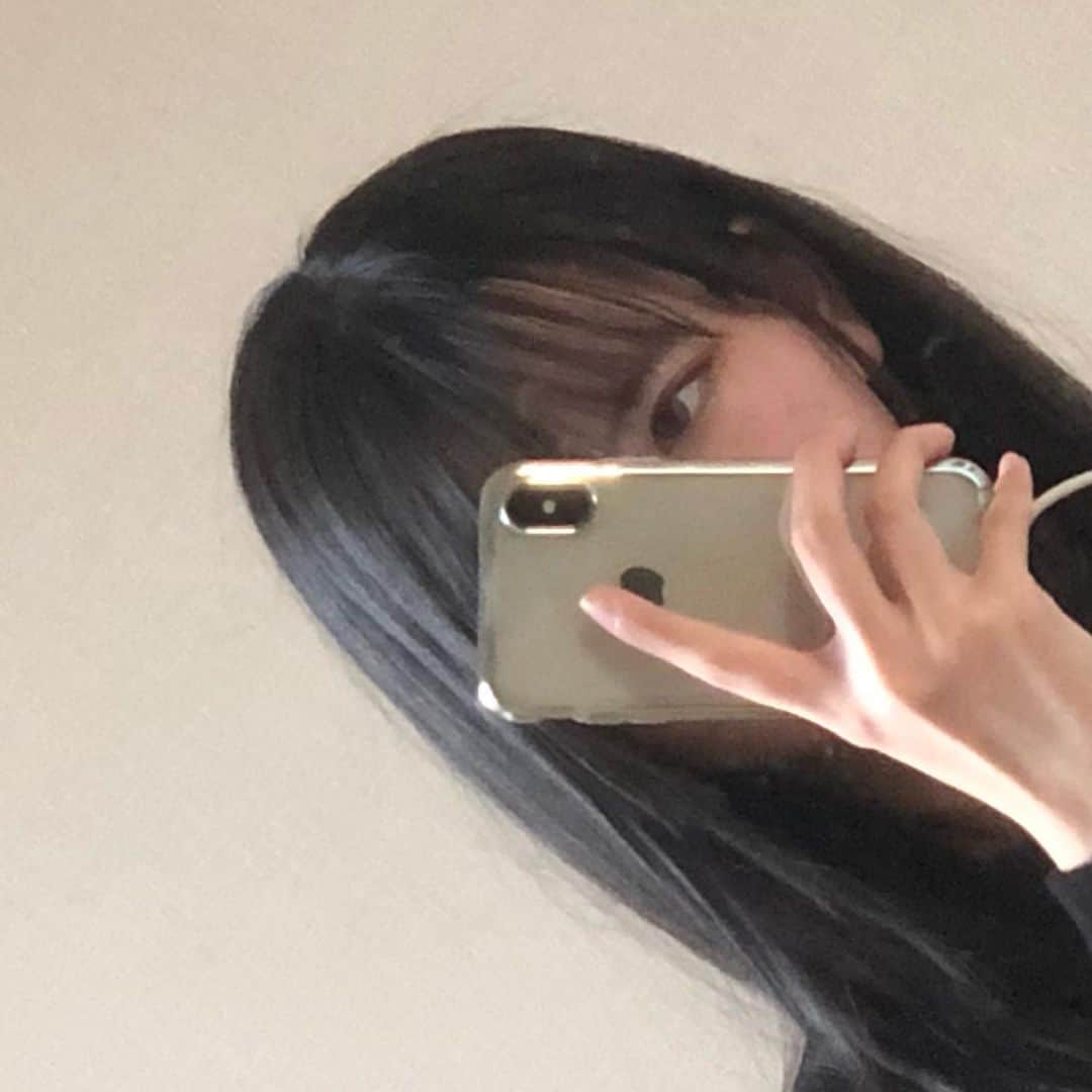 中野みやびのインスタグラム：「鏡の中の私  #鏡 #mirror #私 #自分 #long #ヘア #髪型 #長い #ロング #いぇい #前髪 #女子 #girl #自撮り #反射 #韓国 #ノーマルカメラ #中野みやび」