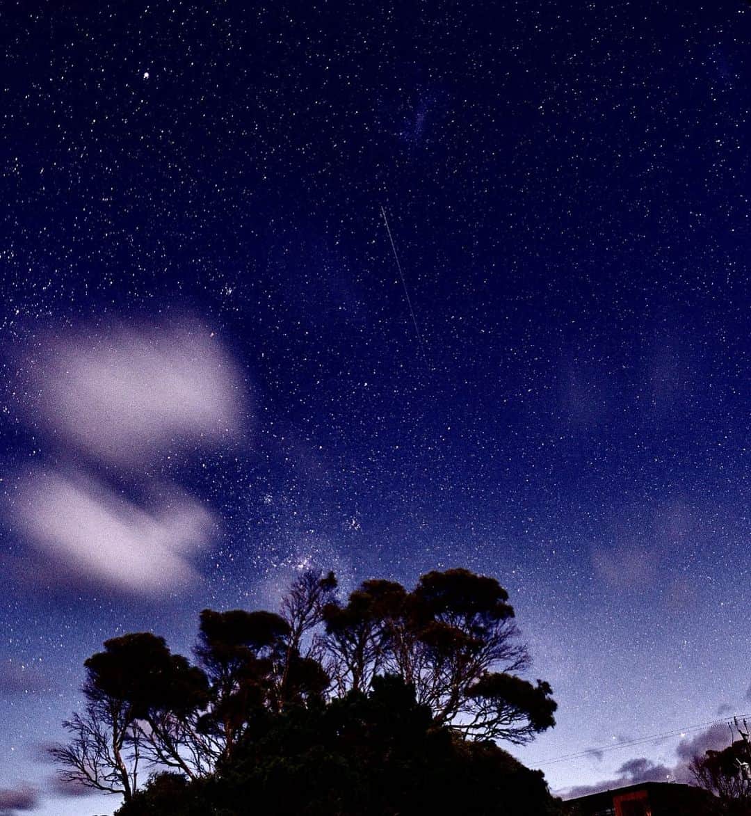 土井雪広のインスタグラム：「kangaroo島の星空は久々に感動。 皆さんにも感動をお裾分け🥺  #星空 #カメラの設定迷子中」
