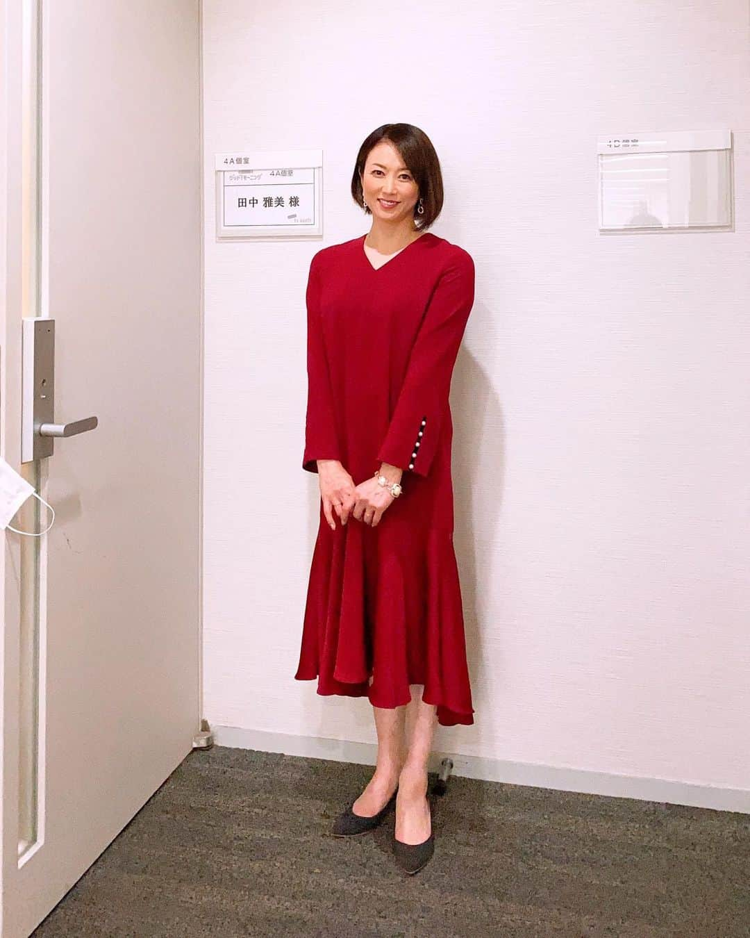 田中雅美さんのインスタグラム写真 - (田中雅美Instagram)「本日。 テレビ朝日「グッドモーニング」での衣装はこちらでした！  ・ ・  ワンピース @arobe_official  アクセサリー @abiste_official  シューズ @dianashoespress  クリスマスイヴイヴ（もう最近ではイヴイヴって古いのかなぁって話してました。。敢えて、使いたいっ🤣笑） だから、赤のワンピースを選択。  ・ ・ お袖のパールが素敵でした☺️  ・ ・ #テレビ朝日 #グッドモーニング #クリスマスイヴイヴ #イヴイヴって古いかしら #死語なのかしら #赤いワンピース」12月23日 16時16分 - tanakamasami_official