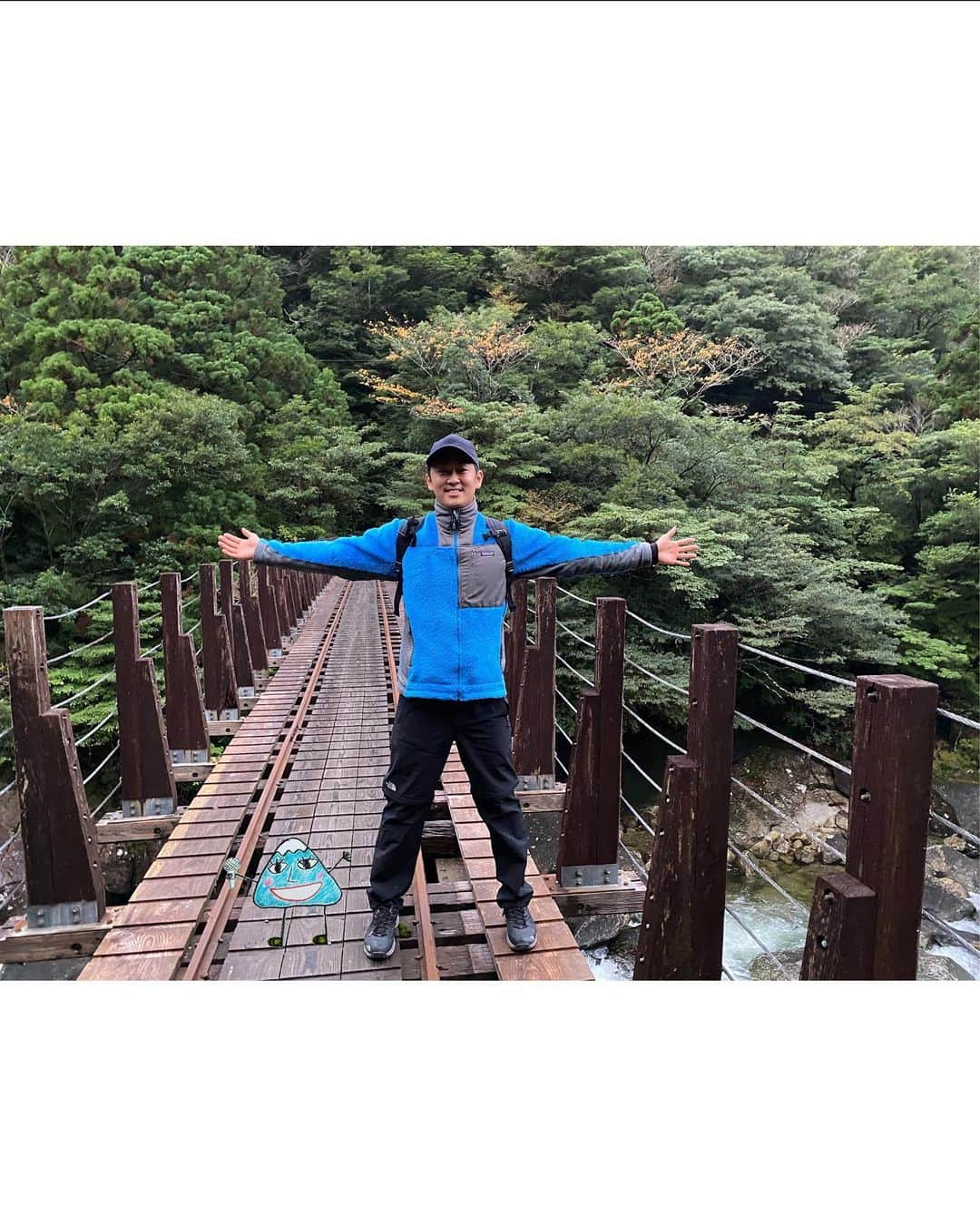 フジテレビアナウンサーのインスタグラム：「小穴さんからバトンを受け取りました、入社11年目の木下康太郎です！  小穴さんがそんなにアクティブだなんて聞いて驚きましたが、確かにフットサルをアナウンス室のメンバーでやった時も一番というくらいキレキレでしたね！  さて、私が今回ご紹介させていただきたいのが、世界遺産の屋久島です。実は大学3年生の時に、あの『もののけ姫』の舞台になったいうことを知り、あまりにも興味を持ったので部活のオフを利用して友達と行きました。  飛行機、フェリーを乗り継ぎ、ようやく着いたと思ったら、翌朝4時過ぎから往復10時間ほどの山登り、、、途中何度も心が折れそうにもなりましたが、神秘的な自然や空気感、更には間近で見た縄文杉に感動し、疲れなんて一気に吹き飛んでしまいました。  写真はそれから10年以上経って以前、再び行った時のものです！ 大人になるとまた違った感動があるんですね…初めての時以上に感激してしまいました。 また少し歳を重ねたら、訪れてみたいと思います！  #屋久島 #またいつか行きたいです  次にバトンを渡すのは、先輩なのに僕のことを友達だと思っている、唯さんに渡したいと思います！ どうやら最近、ガーデニングにハマってるらしいですが…寒くないのかな？？ よろしく！  #フジテレビアナウンサー #木下康太郎 @kotaro_kinoshita0906」