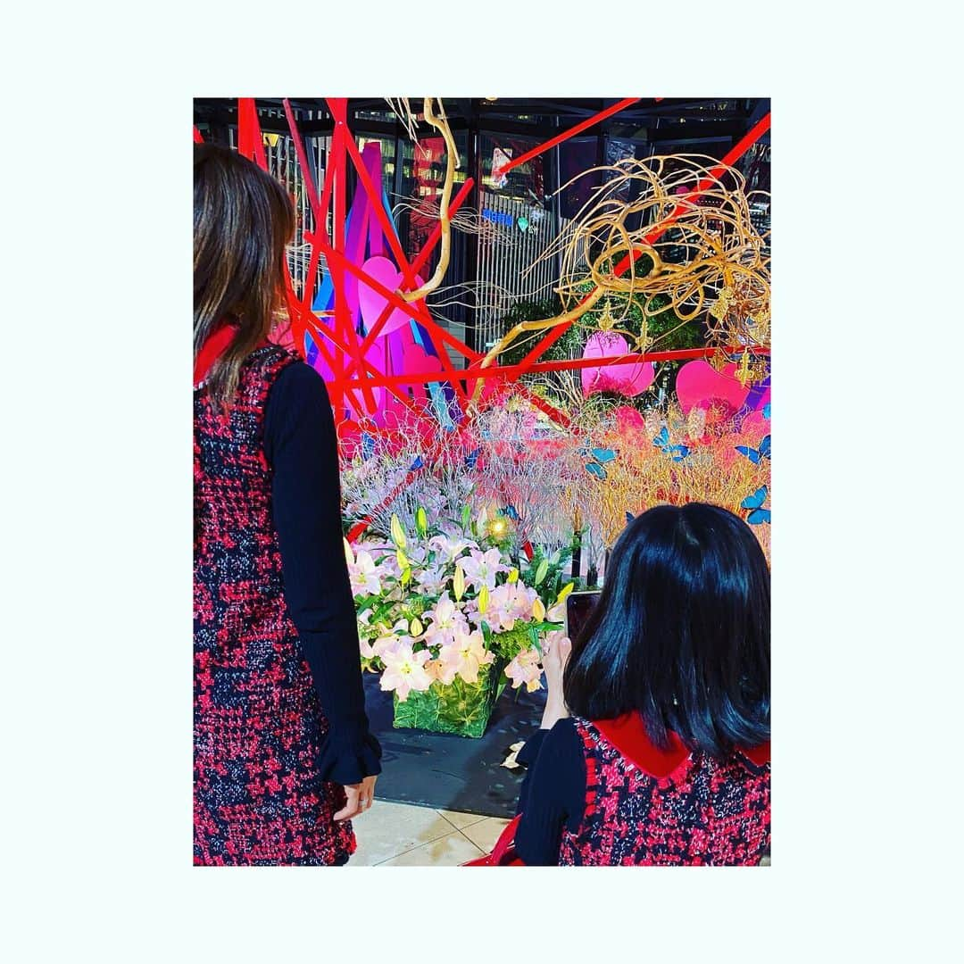 神田うのさんのインスタグラム写真 - (神田うのInstagram)「華道家カーリー先生💕の毎年恒例お花の展覧会に娘と伺って参りました☺️ 初めて見るカーリー先生💕のお作品に娘は『わぁ❤️綺麗〜😍』『わぁ〜凄〜い❤️』とお写真撮りまくりでした🤣（笑） カーリー先生💕のいつもながらの素晴らしい世界観に心が高揚しエネルギーを頂きました😍 ありがとうございました☺️  #仮屋崎省吾 先生#華道家#カーリー 先生#素晴らしいお花#素晴らしい#お花の世界#神田うの#unokanda」12月23日 16時11分 - unokandaofficial