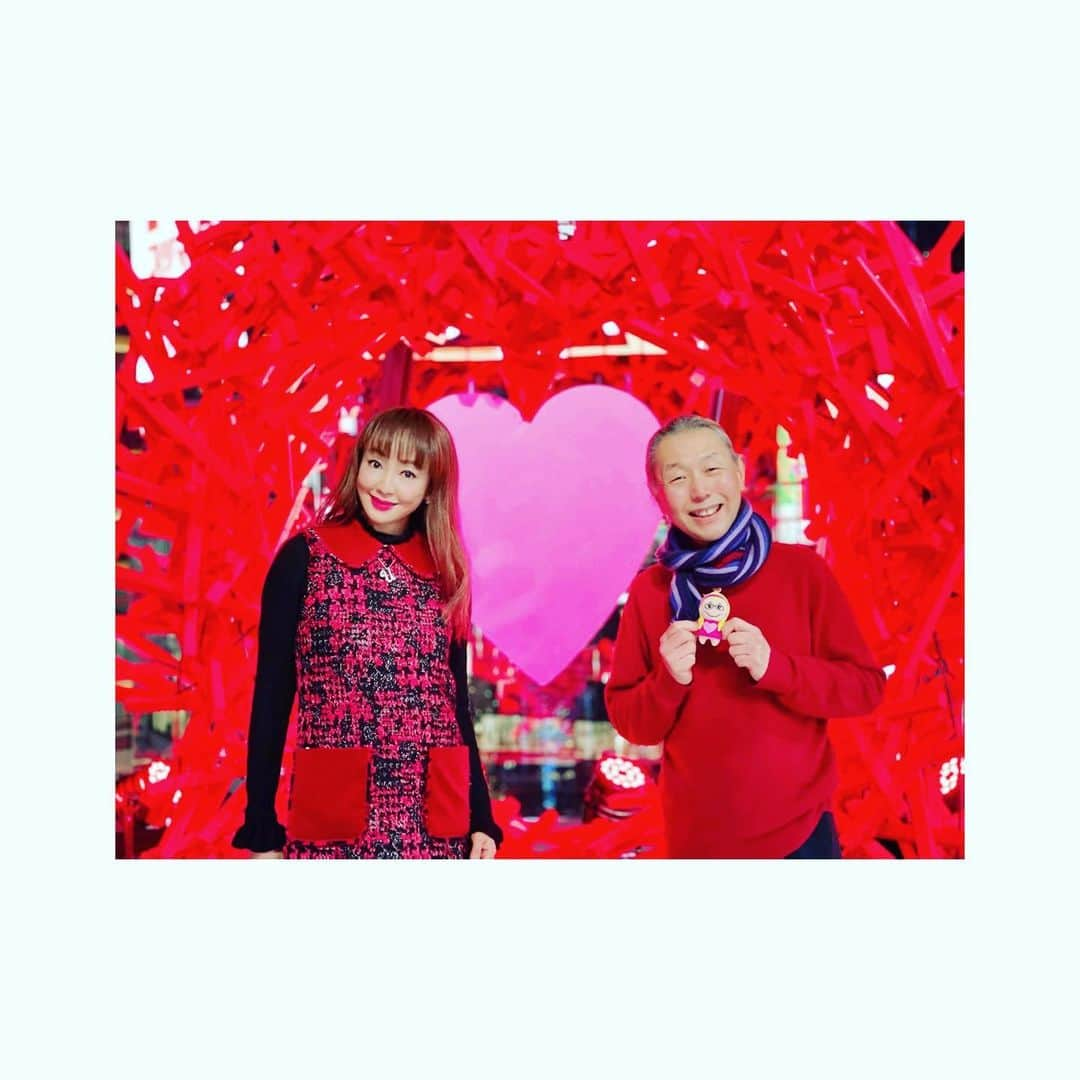 神田うのさんのインスタグラム写真 - (神田うのInstagram)「華道家カーリー先生💕の毎年恒例お花の展覧会に娘と伺って参りました☺️ 初めて見るカーリー先生💕のお作品に娘は『わぁ❤️綺麗〜😍』『わぁ〜凄〜い❤️』とお写真撮りまくりでした🤣（笑） カーリー先生💕のいつもながらの素晴らしい世界観に心が高揚しエネルギーを頂きました😍 ありがとうございました☺️  #仮屋崎省吾 先生#華道家#カーリー 先生#素晴らしいお花#素晴らしい#お花の世界#神田うの#unokanda」12月23日 16時11分 - unokandaofficial