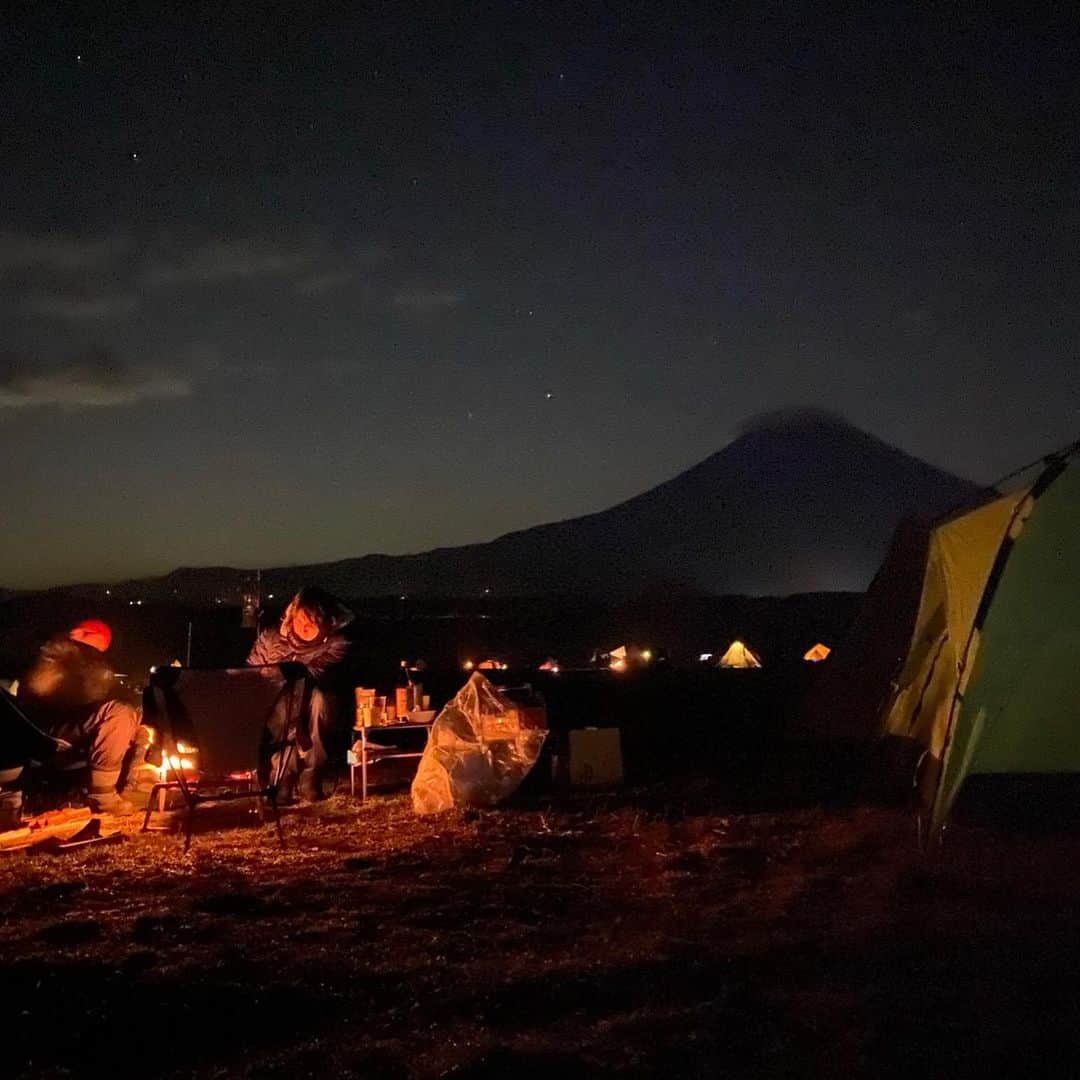 森公平さんのインスタグラム写真 - (森公平Instagram)「先日のふもとっぱら。  #ふもとっぱら #キャンプ #camp #camping #バイク #キャンプツーリング #mt09 #ポンチョテント #リモートワーク #緑のテントの中から」12月23日 16時14分 - mori_koheidesu