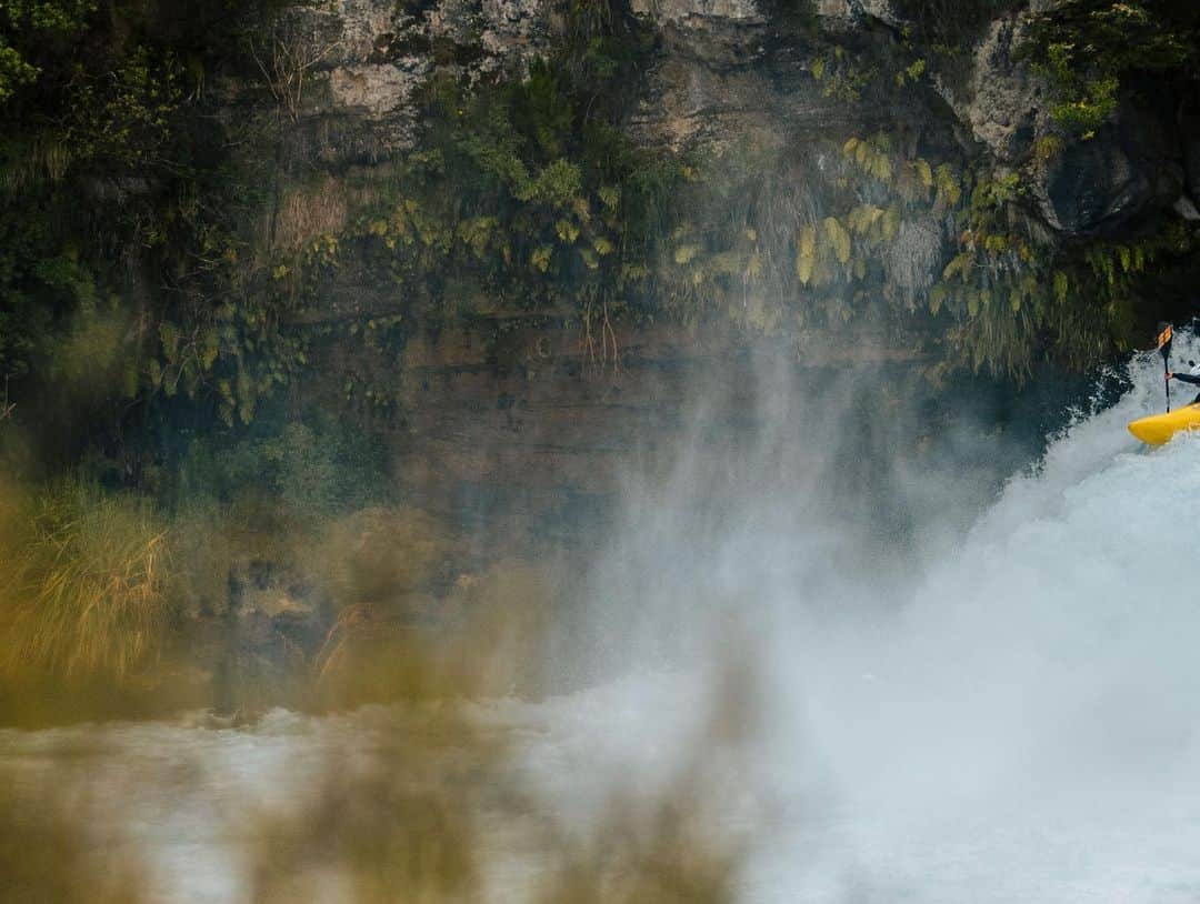 マイケル・ドーソンさんのインスタグラム写真 - (マイケル・ドーソンInstagram)「@georgesnook_ dropping off the edge of one of the sacred NZ drops - Huka Falls - Amazing summer evening to welcome in the Christmas chur ✌🏼🙌👌  #hukafalls #getitdone #nz #nzmustdo #explore #kayak #kayaking #waterfalls #taupo #tauponz #lovetaupo」12月23日 16時21分 - mrmikedawson