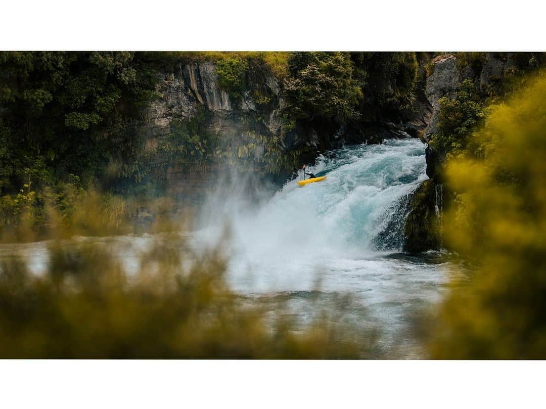 マイケル・ドーソンのインスタグラム：「@georgesnook_ dropping off the edge of one of the sacred NZ drops - Huka Falls - Amazing summer evening to welcome in the Christmas chur ✌🏼🙌👌  #hukafalls #getitdone #nz #nzmustdo #explore #kayak #kayaking #waterfalls #taupo #tauponz #lovetaupo」