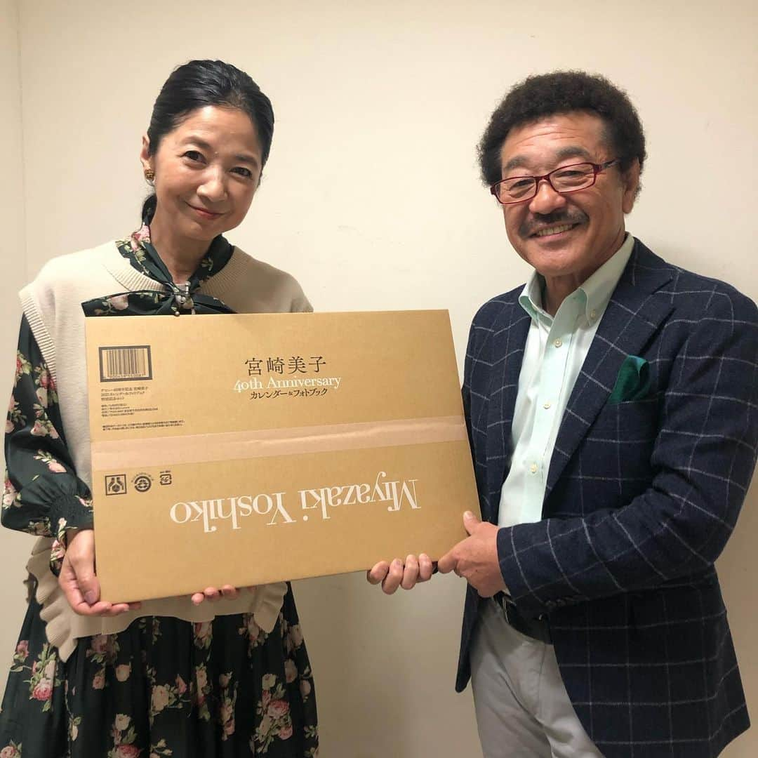 宮崎美子さんのインスタグラム写真 - (宮崎美子Instagram)「皆さん、こんにちは。  デビュー40周年記念カレンダー&フォトブック、皆さんのお手元に届くよりひと足早く、私の元に参りました。  そして、お仕事ご一緒させていただいている皆さんにもお渡しさせていただきました。  皆さんは、もう少々お待ち下さいね。  #日本人のおなまえっ #nhk #カレンダー #具志堅用高 ＃澤部佑#赤木野々花」12月23日 16時30分 - miyazakiyoshiko.official