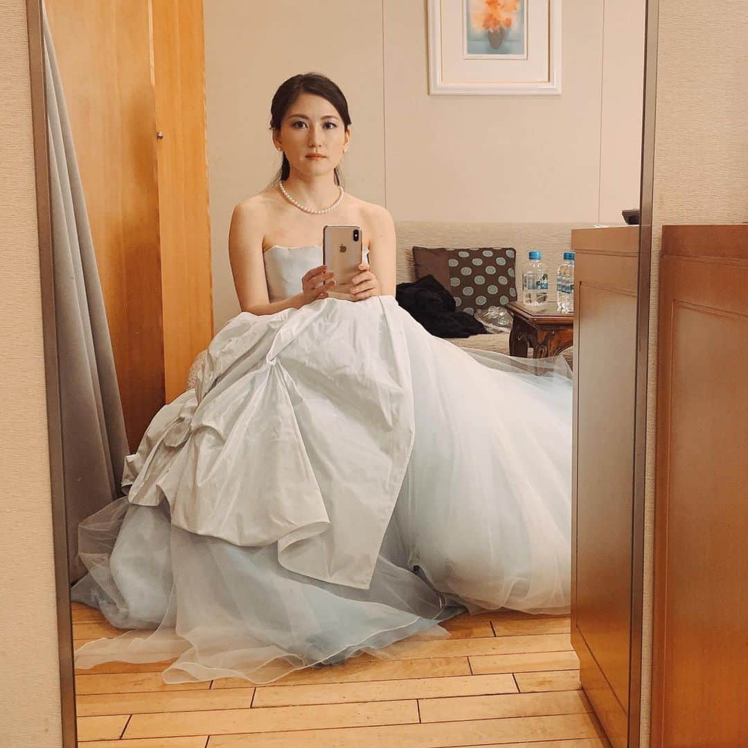 のインスタグラム：「スンッ #senjuakira #calenderconcert2020  Dress: @tagaya_bridal」