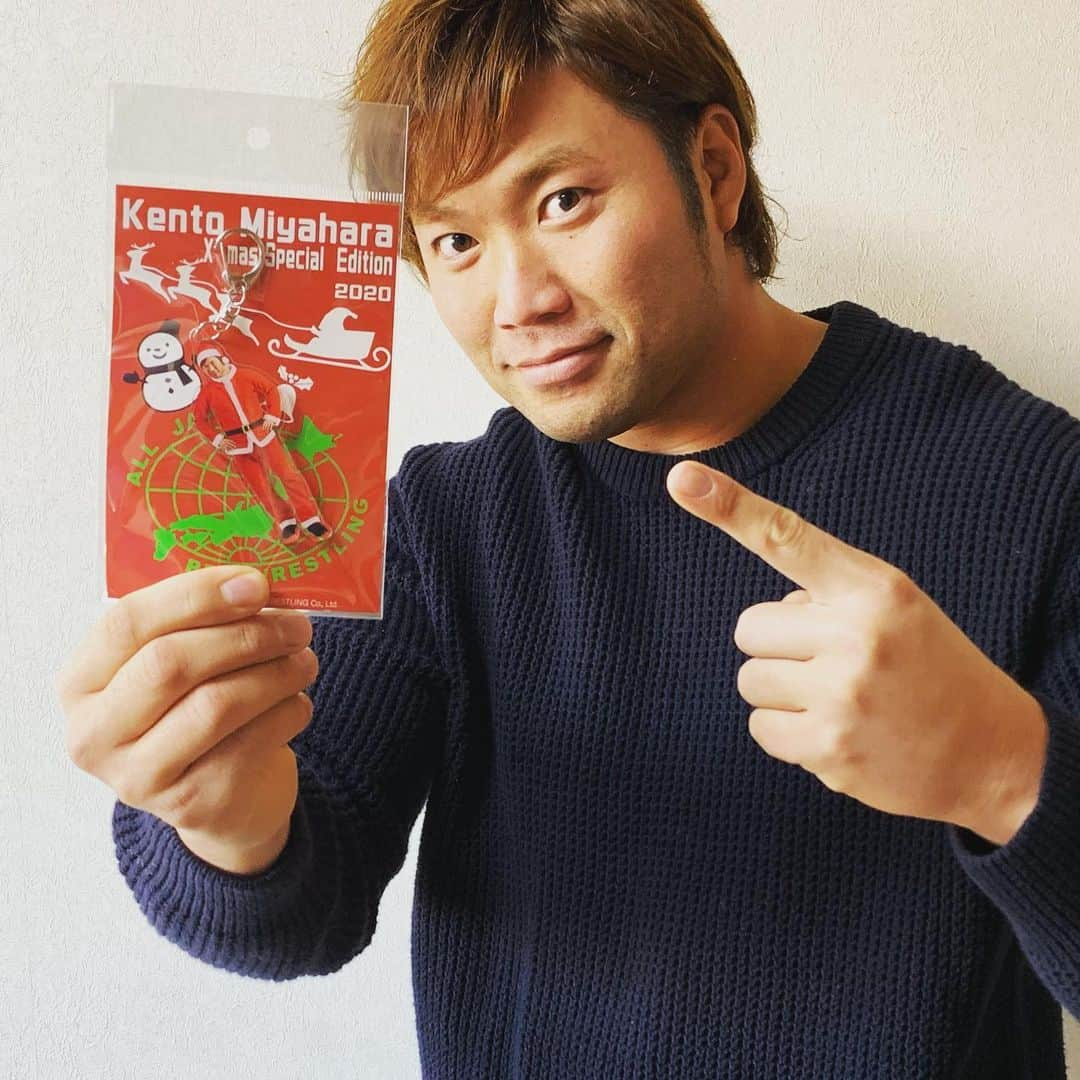 宮原健斗さんのインスタグラム写真 - (宮原健斗Instagram)「🔴宮原健斗 アクリルキーホルダー🟢﻿ ﻿ ■アクリルキーホルダー トナカイver.﻿ ■アクリルキーホルダー サンタ A・Bver.﻿ ﻿ パッケージもオリジナルで可愛いですよ♪﻿ ﻿ ＊全3種類(残りわずか)﻿ お買い求めはお早めに📣﻿ ﻿ 【オンラインショップ】﻿ http://alljapan.shop-pro.jp/﻿ (全日本プロレスオンラインショップで検索🔎)  #宮原健斗 #新商品 #クリスマス #キーホルダー」12月23日 16時43分 - kento_miyahara