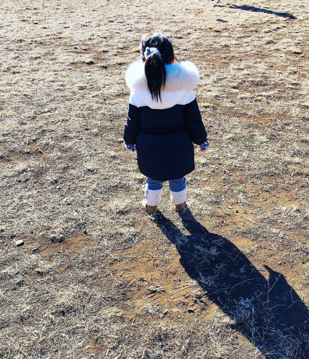 芳賀優里亜さんのインスタグラム写真 - (芳賀優里亜Instagram)「寒いけど太陽でるとあったかい☀️  転んで真っ黒け🥶」12月23日 16時36分 - yuria_haga