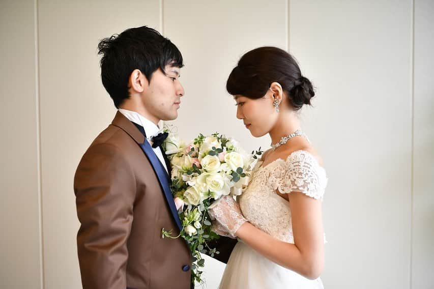 八雲迎賓館 【結婚式 パーティ 記念日 人生儀礼】福井さんのインスタグラム写真 - (八雲迎賓館 【結婚式 パーティ 記念日 人生儀礼】福井Instagram)「. . おふたりの自然な表情が垣間見られた 素敵な1ショット✨  #anniversary #Heavensflow #人前式 #ベールダウン #バージンロード #ヘヴンズフロー #ウェディングドレス #ブライズルーム #ブーケ #八雲迎賓館 #結婚式レポ #八雲の卒花さん #福井結婚式#結婚式 #福井#福井市#福井県 #福井結婚式場 #福井市結婚式場 #新郎新婦 #夫婦 #おしゃれ花嫁 #全国のプレ花嫁さんと繋がりたい #日本中のプレ花嫁さんと繋がりたい #卒花#北陸花嫁#リゾ婚 #リゾートウェディング #ウェディングレポ #ウェディングプランナー  @modecollectionmiwa @photo_linx @yakumogeihinkan」12月23日 16時40分 - yakumogeihinkan