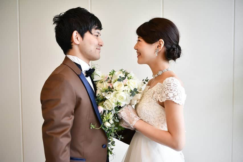 八雲迎賓館 【結婚式 パーティ 記念日 人生儀礼】福井さんのインスタグラム写真 - (八雲迎賓館 【結婚式 パーティ 記念日 人生儀礼】福井Instagram)「. . おふたりの自然な表情が垣間見られた 素敵な1ショット✨  #anniversary #Heavensflow #人前式 #ベールダウン #バージンロード #ヘヴンズフロー #ウェディングドレス #ブライズルーム #ブーケ #八雲迎賓館 #結婚式レポ #八雲の卒花さん #福井結婚式#結婚式 #福井#福井市#福井県 #福井結婚式場 #福井市結婚式場 #新郎新婦 #夫婦 #おしゃれ花嫁 #全国のプレ花嫁さんと繋がりたい #日本中のプレ花嫁さんと繋がりたい #卒花#北陸花嫁#リゾ婚 #リゾートウェディング #ウェディングレポ #ウェディングプランナー  @modecollectionmiwa @photo_linx @yakumogeihinkan」12月23日 16時40分 - yakumogeihinkan