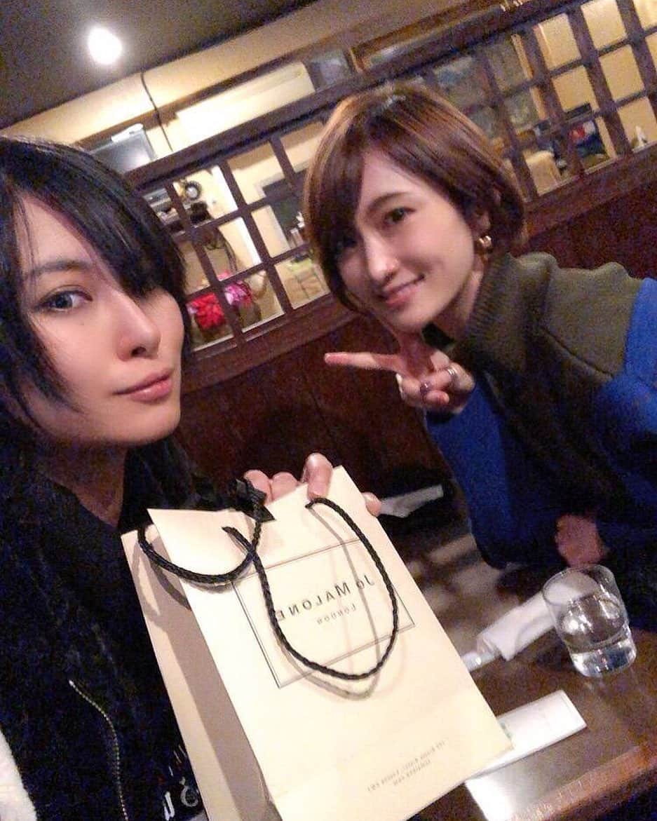 のインスタグラム：「💙 こないだめちゃくちゃお久しぶりにAKIRA様にお会いしました🥰嬉しい〜 相変わらずかっこよく美しく、そしてめちゃくちゃ面白かった❤︎ 次からはAKIRAママとお呼びしよう✨ ・ ・ #akira #ayasa」