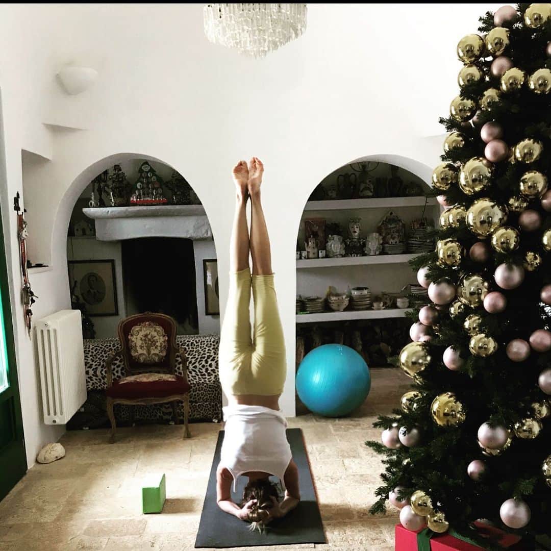 アンナ・デッロ・ルッソさんのインスタグラム写真 - (アンナ・デッロ・ルッソInstagram)「6.45am precious Yoga Time 🧘🏼」12月23日 16時51分 - annadellorusso