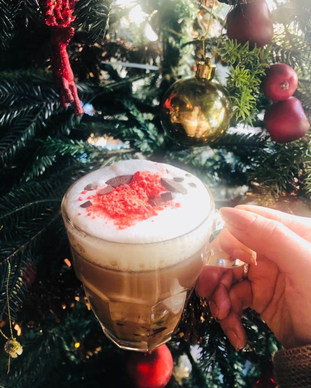 PORT of CALL Cafe&Store Tokyoのインスタグラム：「﻿ 【POC Menu】﻿ ❄️-Christmas Menu-❄️﻿ White Strawberry Mocha🍓🎄﻿ #カフェ　#ランチ #portofcall #portofcalldaikanyama #lunch #shibuya  #cafe #burger #platelunch #foodporn #dessert #nomeatnolife #tokyolife #Foodporn #foodie #California #Chilling #waffles #original#casualstyle#brunch#food #pasta #cheese##classic#america#comfortfood#cafecasual #cafe」