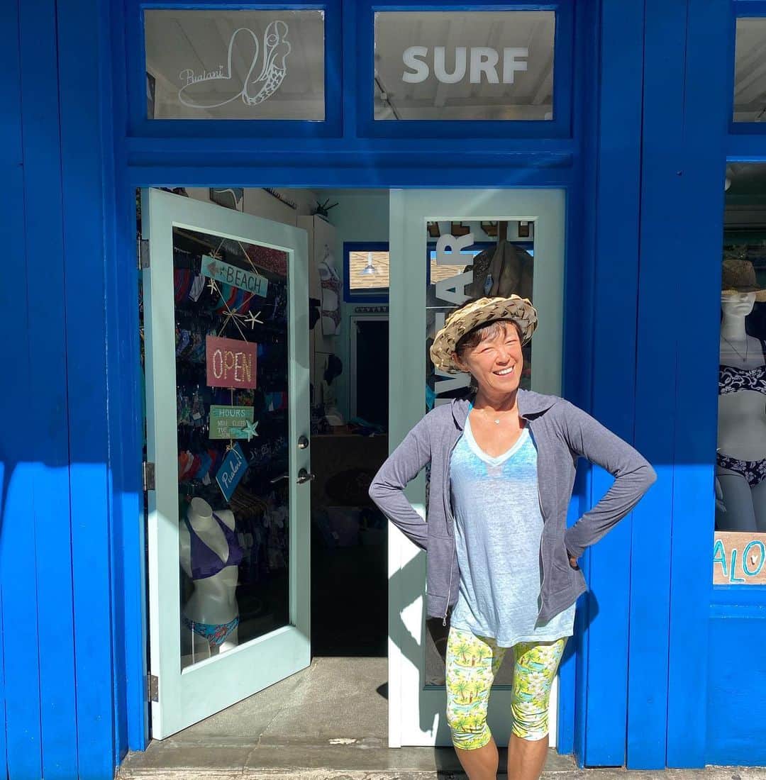 Pualani Hawaii Beachwearさんのインスタグラム写真 - (Pualani Hawaii BeachwearInstagram)「ハワイでは1/3のスモールビジネスが潰れていくなか、モンサラットで頑張っているカズさん。  只今セール中なのでお得にお買い物頂けます😊こちらの薄手パーカー(68ドル)も20%オフですよ💕  #ハワイ #ハワイ好きな人と繋がりたい #ハワイ旅行ハワイが恋しい#プアラニハワイ #pualanihawaii #hawaii#honolulu #monsarratave」12月23日 16時45分 - pualani_monsarrat