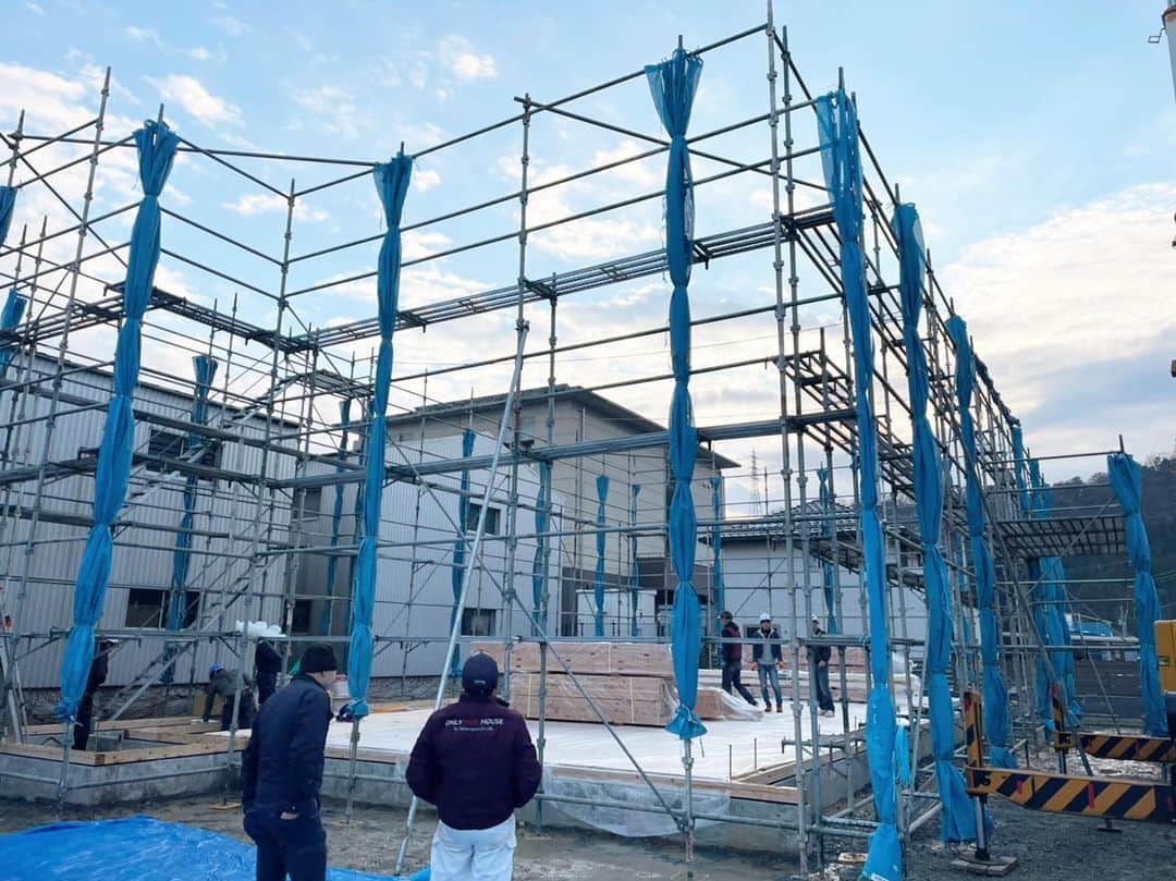 ONLY ONE HOUSE 株式会社 新谷組のインスタグラム：「👷‍♂️  本日小浜市生守にて弊社アパートの 上棟でした！！✨✨ 天気も良くスムーズに進みました‪‪☺︎‬！  明日も引き続き行います！  ୨୧┈┈┈┈┈┈┈┈┈┈┈┈୨୧ パート・アルバイト募集のお知らせ  新谷組では一緒に働いてくれる方を 募集しています♬︎♡ 仕事内容はパソコン使った事務作業と お客様対応👩🏻‍💻  詳しくは前の投稿をご覧下さい♥  ⚀ 本社TEL  0770-78-1255 ⚁ 事務所TEL  0770-59-2552 ⚂ E-Mail  shintanigumi@outlook.jp ⚃ 新谷組HP  http://www.shintanigumi.jg .  #新谷組#おおい町#舞鶴市#高浜町#小浜市#敦賀市#若狭町#美浜町#新築#一戸建て#外構工事#改修工事#シンプルライフ#マイホーム#マイホーム計画#注文住宅#デザイン住宅#自由設計#工務店#金属サイディング#パート募集#アルバイト募集#家事楽動線#家づくり #家事動線 #事務員募集」
