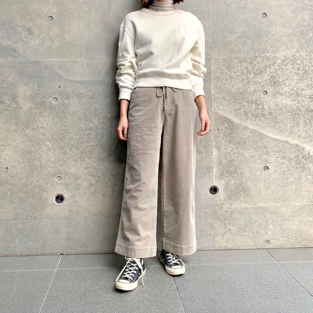 Moname Official Instagramのインスタグラム：「. 太すぎないワイドシルエット✨ コーデュロイ素材で 肌に接する内側も起毛しているため、 見た目も穿き心地も暖かいです！ . Easy Wide-corduroy- No.41103122 Col.PTC ¥16,000+tax . #moname#モナーム#ootd#fashion#20aw#スリムパンツ#スリム#コーデュロイ#パンツ#イージーパンツ#ラフコーデ#きれいめコーデ#あったかコーデ#あったかパンツ#ウエストゴム#冬#ベージュ#コーデュロイパンツ」