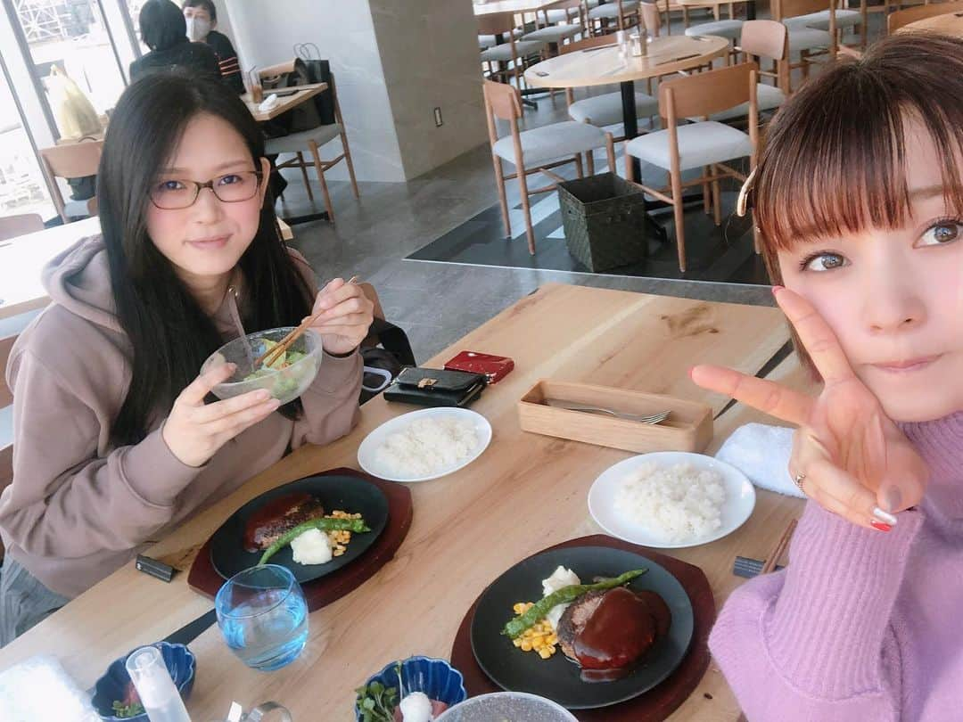 たかはしゆいさんのインスタグラム写真 - (たかはしゆいInstagram)「・ ちょー久しぶりに いっちゃんとランチ♪ ・ 二人ともハンバーグな気分だったみたい☺️🌸 ・ #銀座ランチ  #久しぶりの再会  #久しぶりのデート  #ハンバーグランチ  #ゆいりん  #たかはしゆい」12月23日 16時48分 - t.yuirin