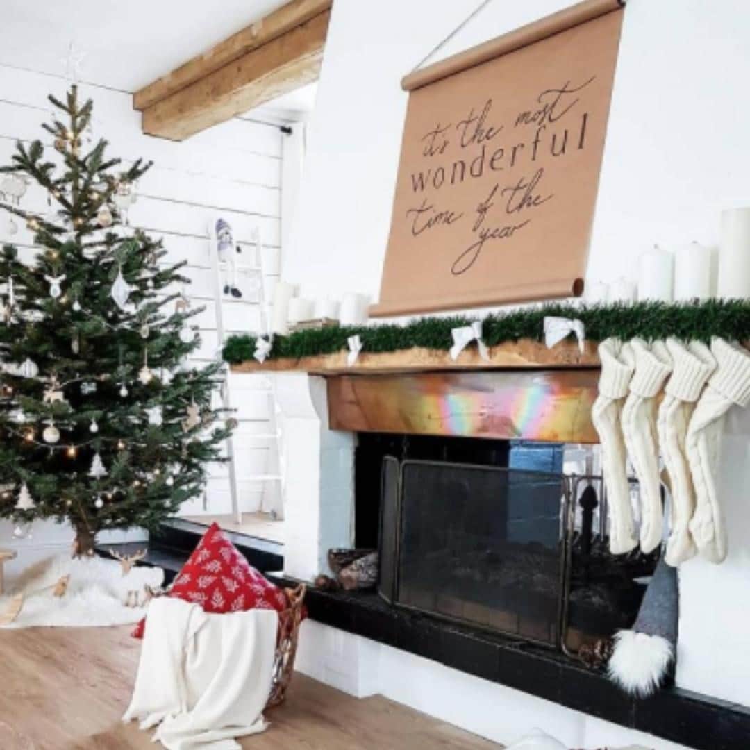 Melvita Officialのインスタグラム：「It’s Christmas time ! ✨  Plus que quelques jours avant Noël, le sapin illumine la pièce 🎄, la cheminée réchauffe l’atmosphère 🔥 et la décoration nous aide à patienter, tout est en ordre, il ne manque plus que les cadeaux tant attendus ! 🎁  Alors, êtes-vous fin prêt(e)s pour ce Noël un peu particulier ?  Merci à @le_monde_de_jaia pour ses jolies propositions de décoration de Noël DIY !  #melvita #comsetique #bio #engage #madeinfrance #noel #christmas #itschristmastime #cadeau #cadeaudenoel #deco #decodenoel #decoration #cocooning #sapindenoel #decodiy #DIY #noelecolo #greenchristmas」