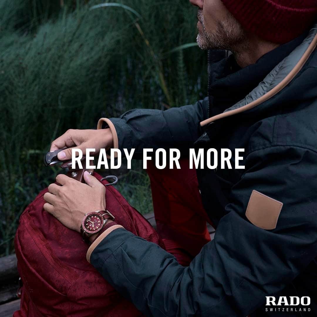 ラドーのインスタグラム：「With the burgundy Captain Cook Bronze and NATO strap you’ll be ready for anything and all set to feel it. #RadoCaptainCook #Feelit」