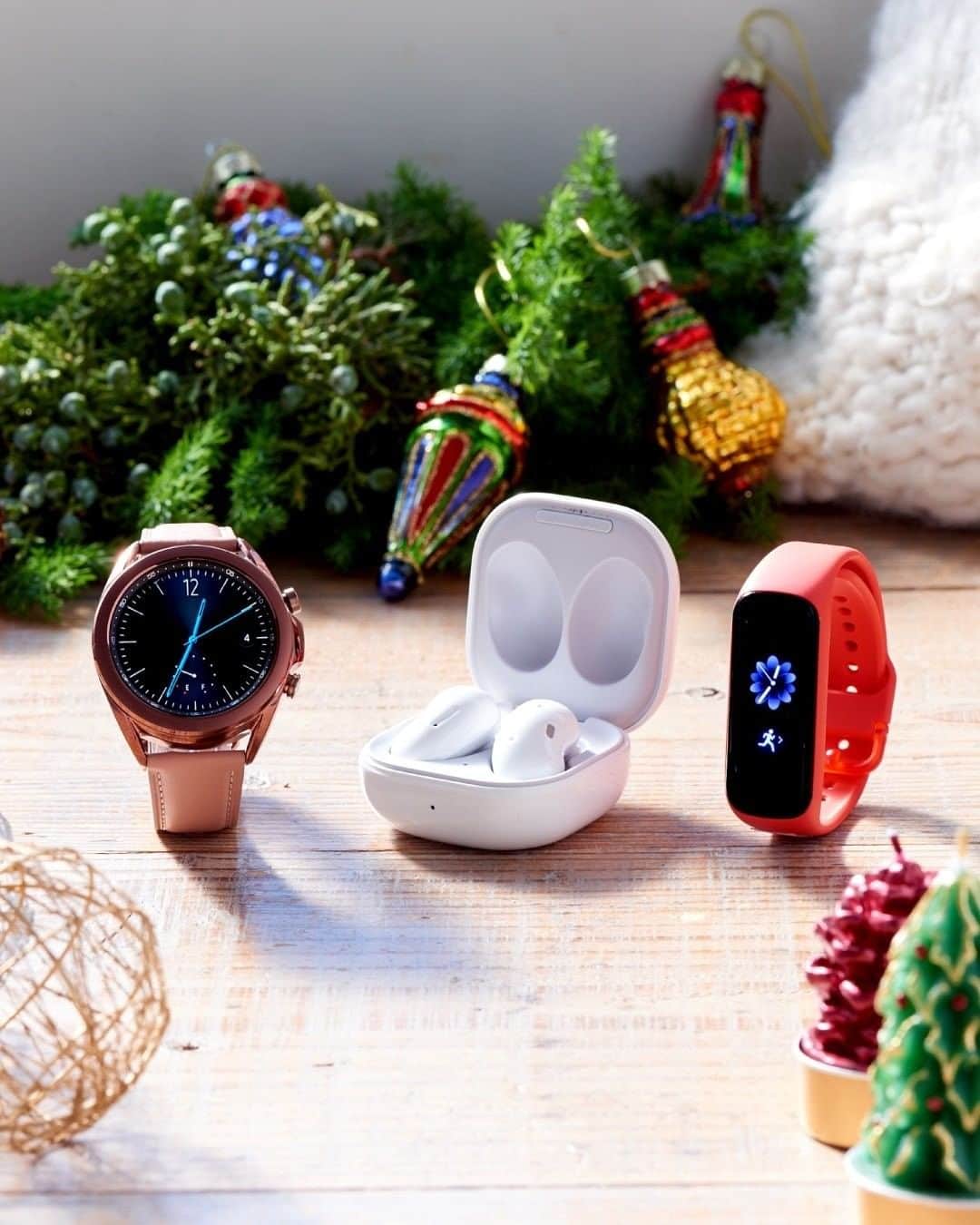 Galaxy Mobile Japanさんのインスタグラム写真 - (Galaxy Mobile JapanInstagram)「まだ間に合う🙋画像をタップしてチェック👈 今回はクリスマスプレゼントにもおすすめな Galaxy のウェアラブル製品をご紹介♪写真左から ⌚Galaxy Watch3 最先端ヘルスケア機能で、健康的なライフスタイルを送れるようにお手伝いします😍 ・ 🎧Galaxy Buds Live 極上のオーディオ体験とファッション性を両立！おしゃれに音楽を楽しみましょう♪ ・ 👟Galaxy Fit2 最大21日間のロングバッテリーがスマートなライフスタイルを毎日サポートしてくれます💪 ・ 皆さんはどれがほしい？ ・ #withGalaxy #ギャラクシー #GalaxyWatch3 #GalaxyBudsLive #GalaxyFit2 #クリスマス #クリスマス2020 #クリスマスプレゼント #プレゼント #🎁 #クリスマスパーティー #クリスマスインテリア #クリスマス準備 #クリスマスコーデ #クリスマス会 #欲しいもの #欲しいものリスト #holidaycollection #おしゃれ好き #ファッションアイテム #ファッションコーデ #大人コーデ #スマートウォッチ #ガジェット #ガジェット好き #Galaxyカメラ部」12月23日 17時00分 - samsungjpn