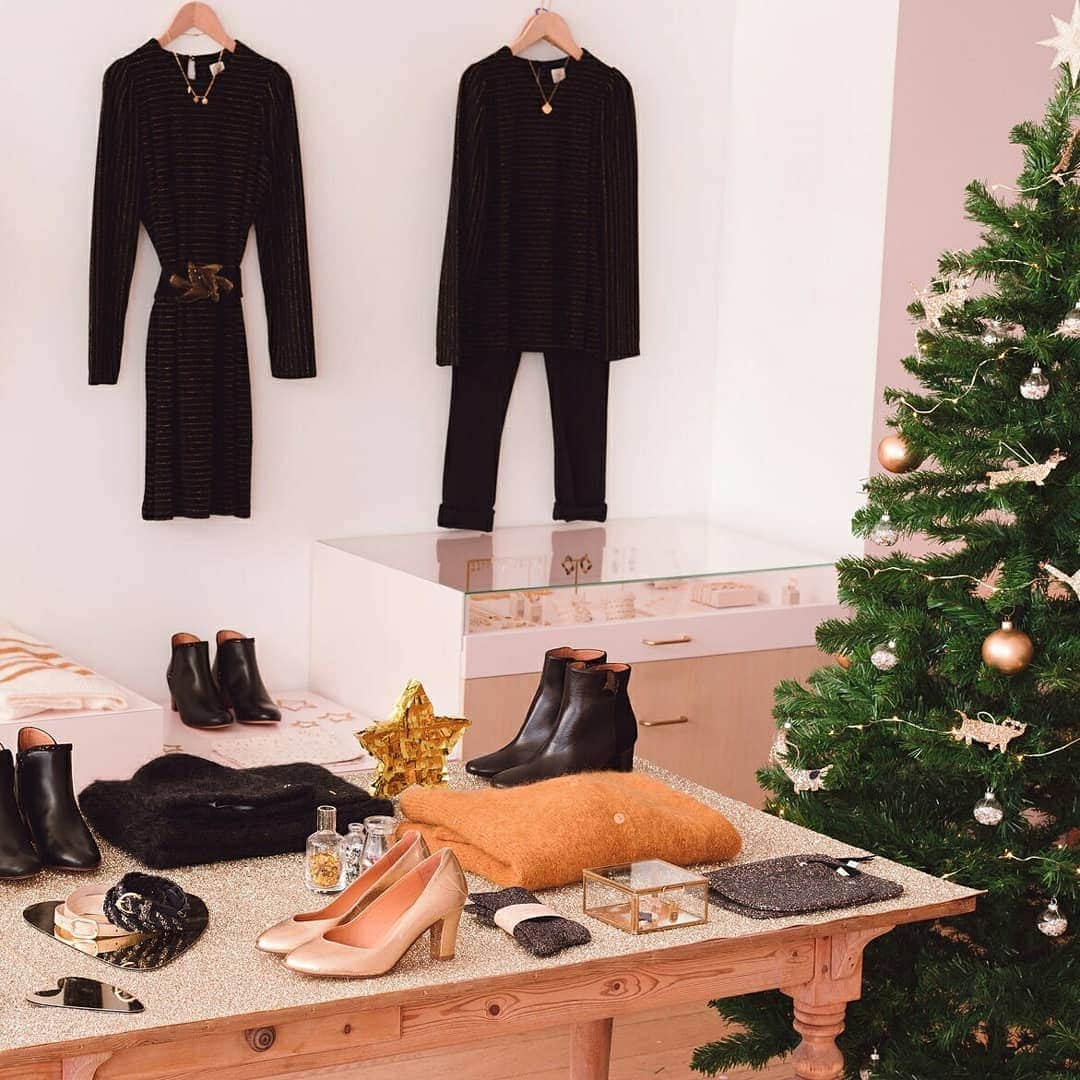 デプチオーのインスタグラム：「Et vous quelle sera votre tenue de fête ? ⁠ Pour les retardataires, nos boutiques sont ouvertes aujourd'hui et demain ! 🎁⁠ ⁠ 🎁 LE FÉERIQUE CALENDRIER DE L'AVENT ! 🎄⁠ À GAGNER ce 23 décembre,⁠ BRAVO à Sabina C. 🎁🎄✨ nos baskets Nikita & un vanity de toilette @inspirationsbylagirafe Rdv en story pour participer 🎅🏻✨⁠ ⁠ #despetitshauts #despetitshautsaddict #despetitsmoments #oiseauxdenuit #lavieenplusjoliedepuis20ans #lavieenplusjolie」