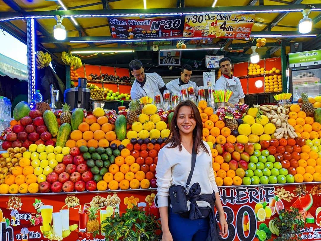 高橋メアリージュンさんのインスタグラム写真 - (高橋メアリージュンInstagram)「I miss traveling✈︎ I fell in love with Moroccan orange juice🍊🧡 ・ ・ 旅が恋しいなー！ モロッコのオレンジジュースに恋した🍊🧡  #moroccotravel 🇲🇦 #solotripabroad #女一人旅 #womansolotraveler  storyでも去年のモロッコ旅の様子を流してます🇲🇦MoroccoからKenyaに行ったのでその様子もまたstoryにアップしますね✨気分だけでも旅しましょう♪」12月23日 16時58分 - maryjuntakahashi