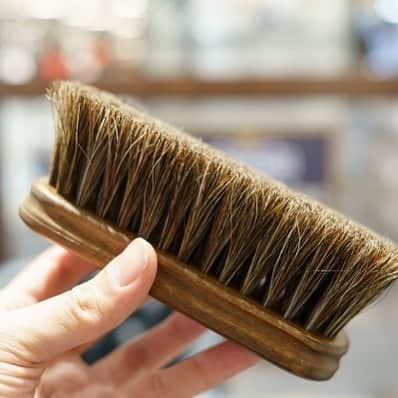 m.mowbrayさんのインスタグラム写真 - (m.mowbrayInstagram)「一般的なブラシと比較して毛を長くしています。  ホコリを払うという馬毛ブラシ本来の目的をしっかりと果たします。  #mmowbray#モゥブレィ #シューケア #shoecare #靴磨き」12月23日 16時58分 - m.mowbray