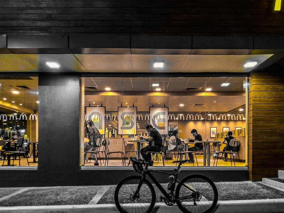 McDonald's Philippinesのインスタグラム：「Need a quick break from all the last-minute Christmas shopping? Mag-Bike-Thru ka muna sa McDo where we assure you of a convenient and safe experience!  Share your #McDoRideThru stories by posting your photos and tagging McDo.  Photo by @juanpaoloabines from Instagram」