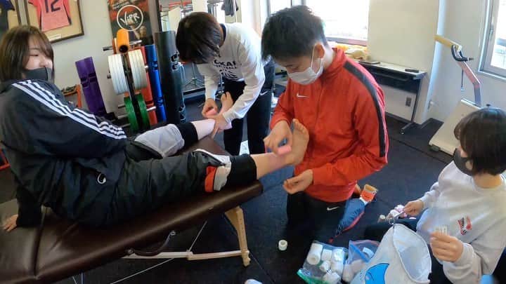 北海道メディカル・スポーツ専門学校のインスタグラム：「スポーツトレーナー学科1年生😊 テーピング練習中！ 早送りでどうぞ！📷 みんなで教え合いながら頑張ってました✂️  「教え合う」というアウトプットが一番の勉強！  #メディスポ #ハイテク #専門学校、 #アスレティックトレーナー #パーソナルトレーナー #スポーツデータアナリスト #テーピング #練習 #足首のテーピング #トレーナー #スポーツを 支える #スポーツを仕事に #部活 #マネージャー #恵庭 #北海道」
