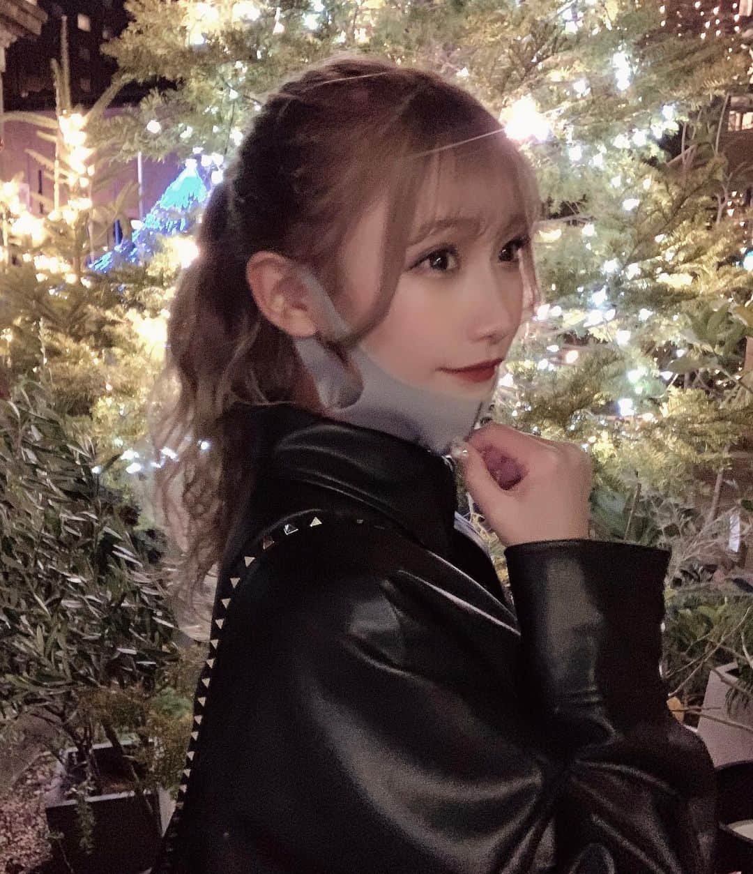 のインスタグラム：「. クリスマス終わらないでーっ🥲 小顔にみせるためにマスクを有効活用✌🏻❤︎ @leannofficial のレザージャケット お気に入りすぎてる🥺❤︎❤︎❤︎  .  #クリスマスマーケット #ブラックコーデ」