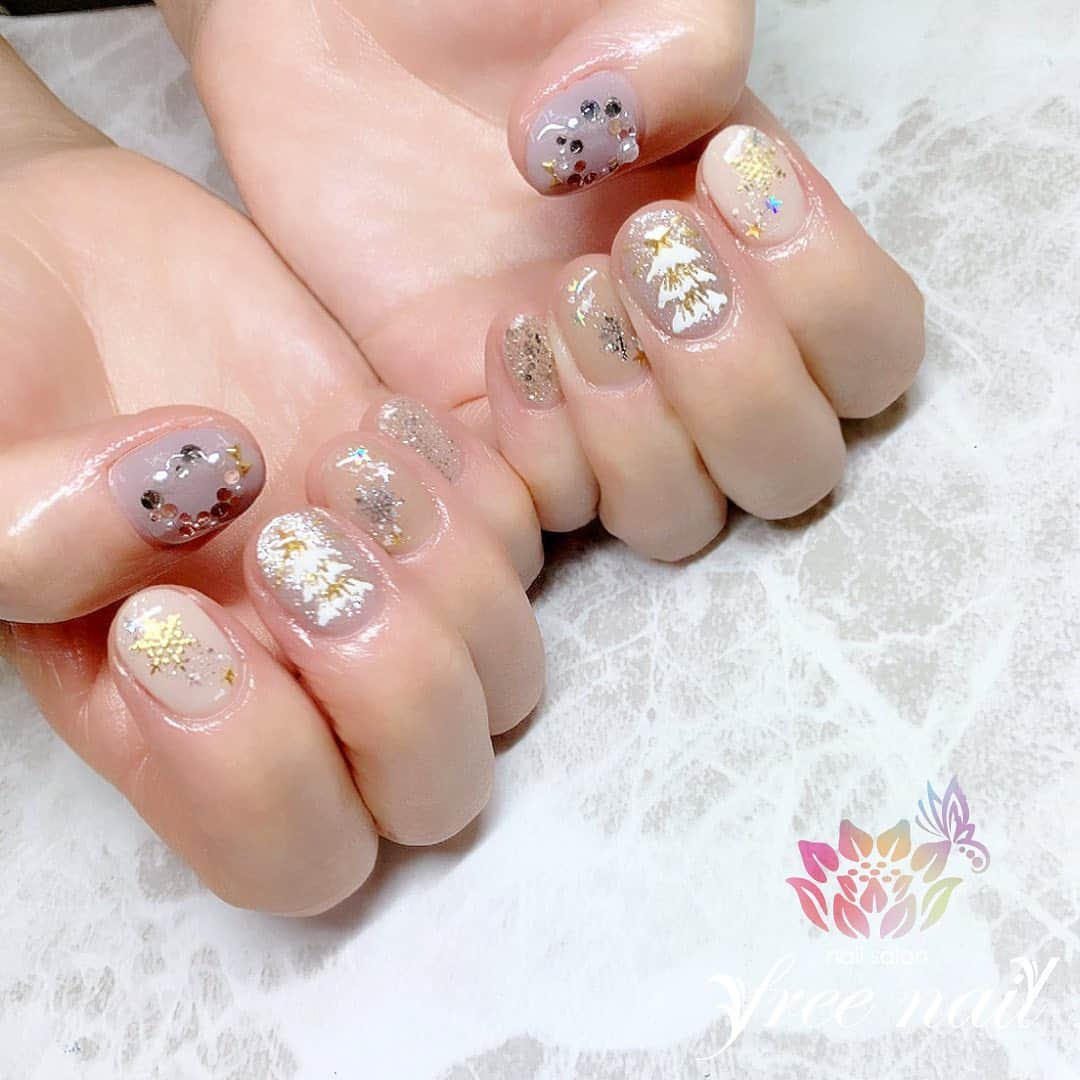 ネイルアーティストRYさんのインスタグラム写真 - (ネイルアーティストRYInstagram)「. Beige Christmas ネイル💅🏻🎄⭐️ . Christmas eve イヴ🎅🏻🎄🦌🎁 . #ネイリスト #ネイルアーティスト #ネイルアート #ネイルチェンジ #ネイルサロン #大阪ネイルサロン #ネイルスクール #ネイル動画 #ジェルネイル #ネイルデザイン #クリスマスネイル #ツリーネイル #リースネイル #雪の結晶ネイル #ベージュネイル #グレージュネイル #デザインネイル #トレンドネイル #シンプルネイル #大人ネイル #ショートネイル #冬ネイル #winternails #美甲 #日式美甲 #日式美甲胶 #日本美甲师 #日本美甲老师 #美甲上课 #日本胶」12月23日 17時10分 - nail_artist_rm