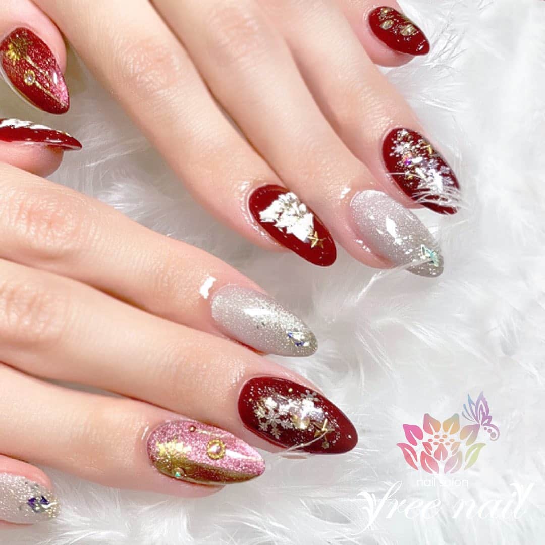 free nail フリーネイルのインスタグラム：「. Merry Christmas Eve eve💅🏻🎅🏻🎄 . フラッシュ&マグネットの トレンドクリスマスネイル🎅🏻🎄♥️ . 皆様素敵なクリスマスを🎅🏻🎄♥️ . ご来店ありがとうございました🙇🏻‍♀️🙇🏻‍♀️🙇🏻‍♀️💗 . #ネイルアート #ジェルネイル #ネイルサロン #大阪ネイルサロン #ネイルデザイン #ネイルチェンジ #クリスマスネイル #christmasnails #フラッシュネイル #マグネットネイル #ツリーネイル #雪の結晶ネイル #レッドネイル #デザインネイル #トレンドネイル #大人ネイル #ロングネイル #冬ネイル #winternails #nailsart #nailsdid #美甲 #日式美甲 #日式美甲胶 #日本美甲师 #日本美甲老师 #美甲上课 #日本胶 #フリーネイル #freenail」