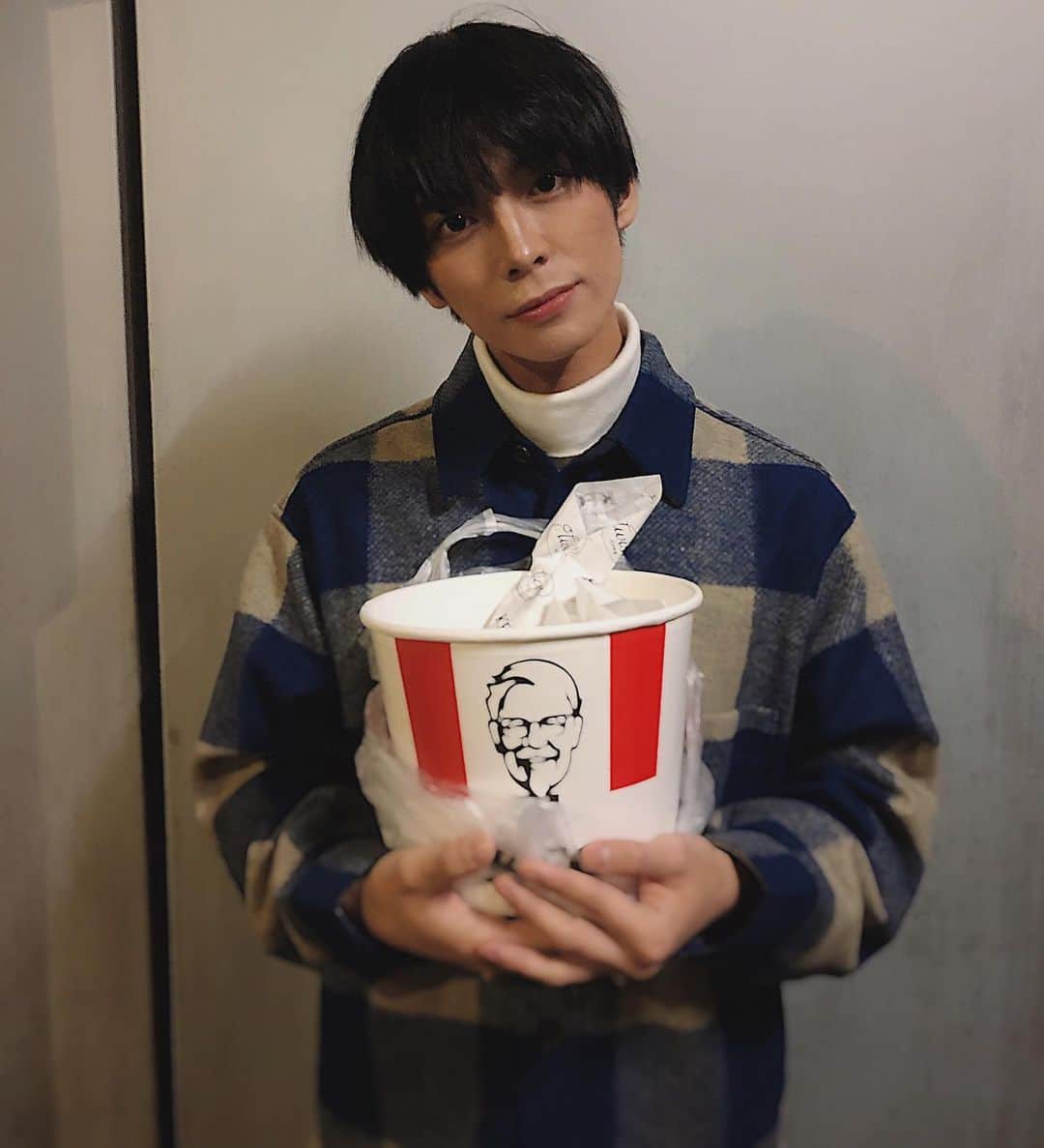 岡田隆之介のインスタグラム：「僕とケンタッキーしよ！！！！ 拒否権はないよ！！！  みんなはクリスマスの予定埋まってるかな？？ 僕はあります！クリぼっち！します☺️ . . . . . .  #クリスマス #クリスマスイブ #christmas #christmastime #instagood #instalike #like4like #like #ootd #ootn #followme   #モデル #サロモ #サロンモデル #メンズファッション #ファッション #お洒落さんと繋がりたい #韓国好きな人と繋がりたい #ファインダー越しの私の世界 #フォロミー  #いいねした人で気になった人フォロー #黒髪 #マッシュ男子 #雰囲気好きな人いいね #雰囲気推してください  #いいね返し #アイドル #uniqlo #uniqlou」